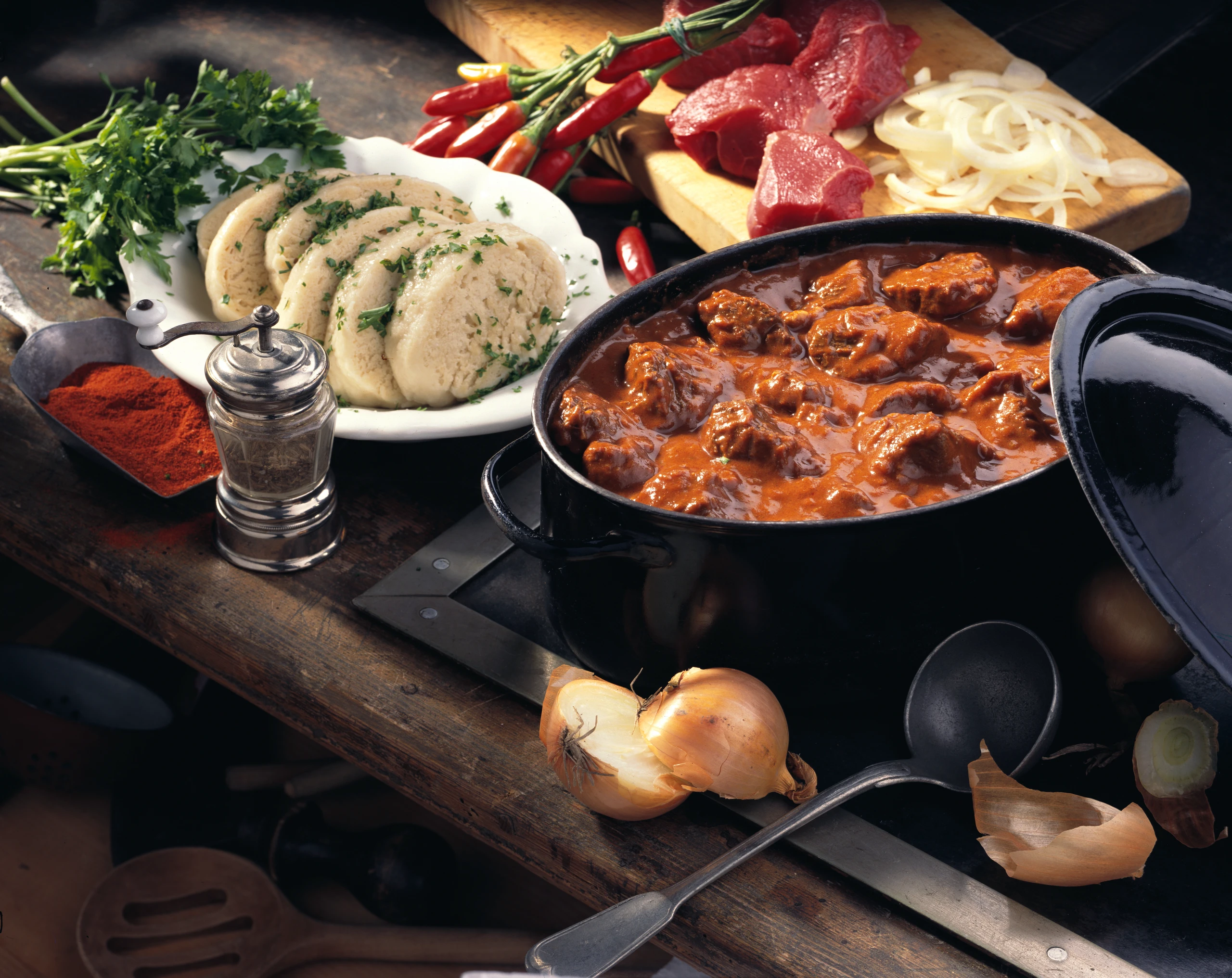 Rindsgulasch mit Knödeln