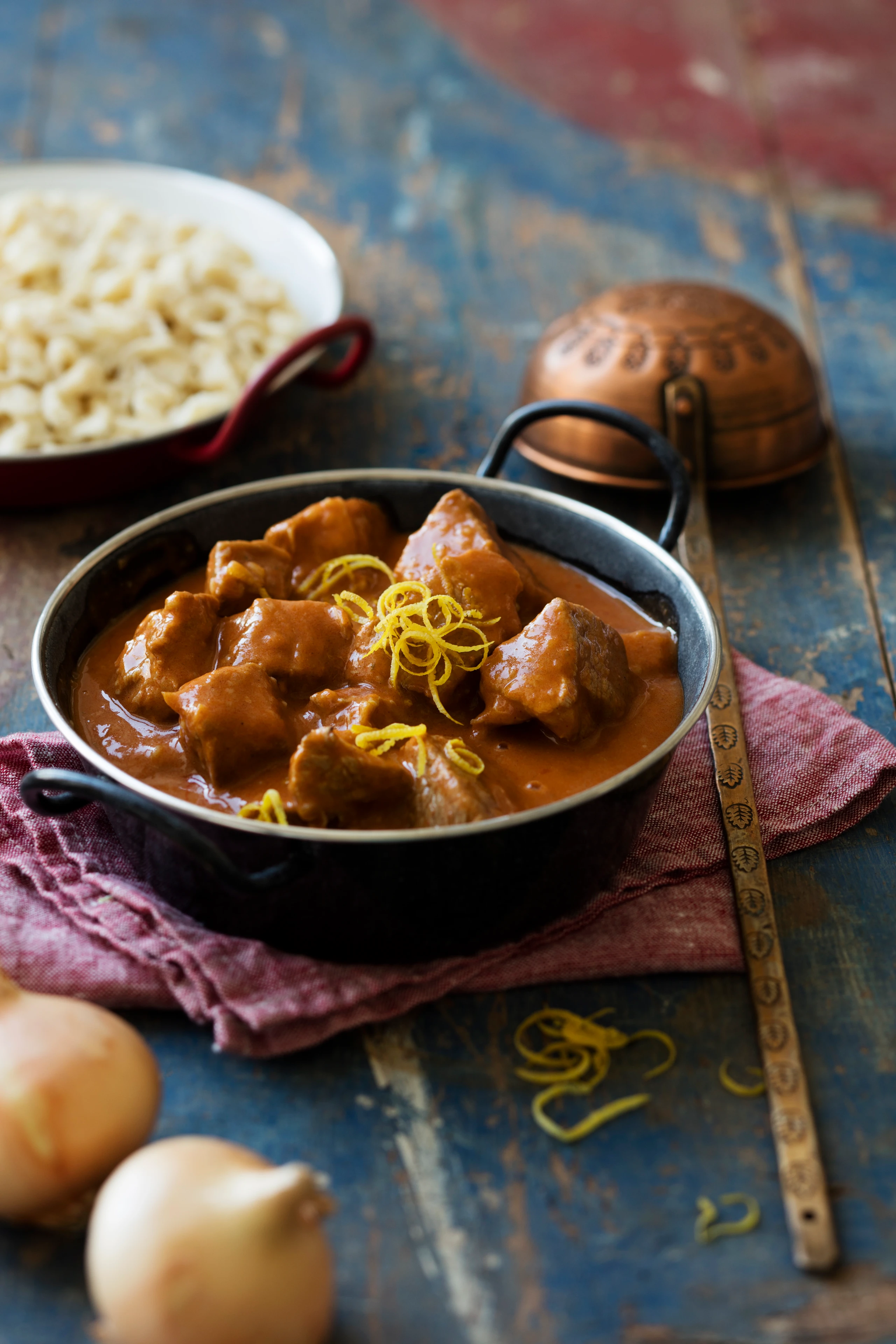 Kalbsgulasch mit feinen Nockerln