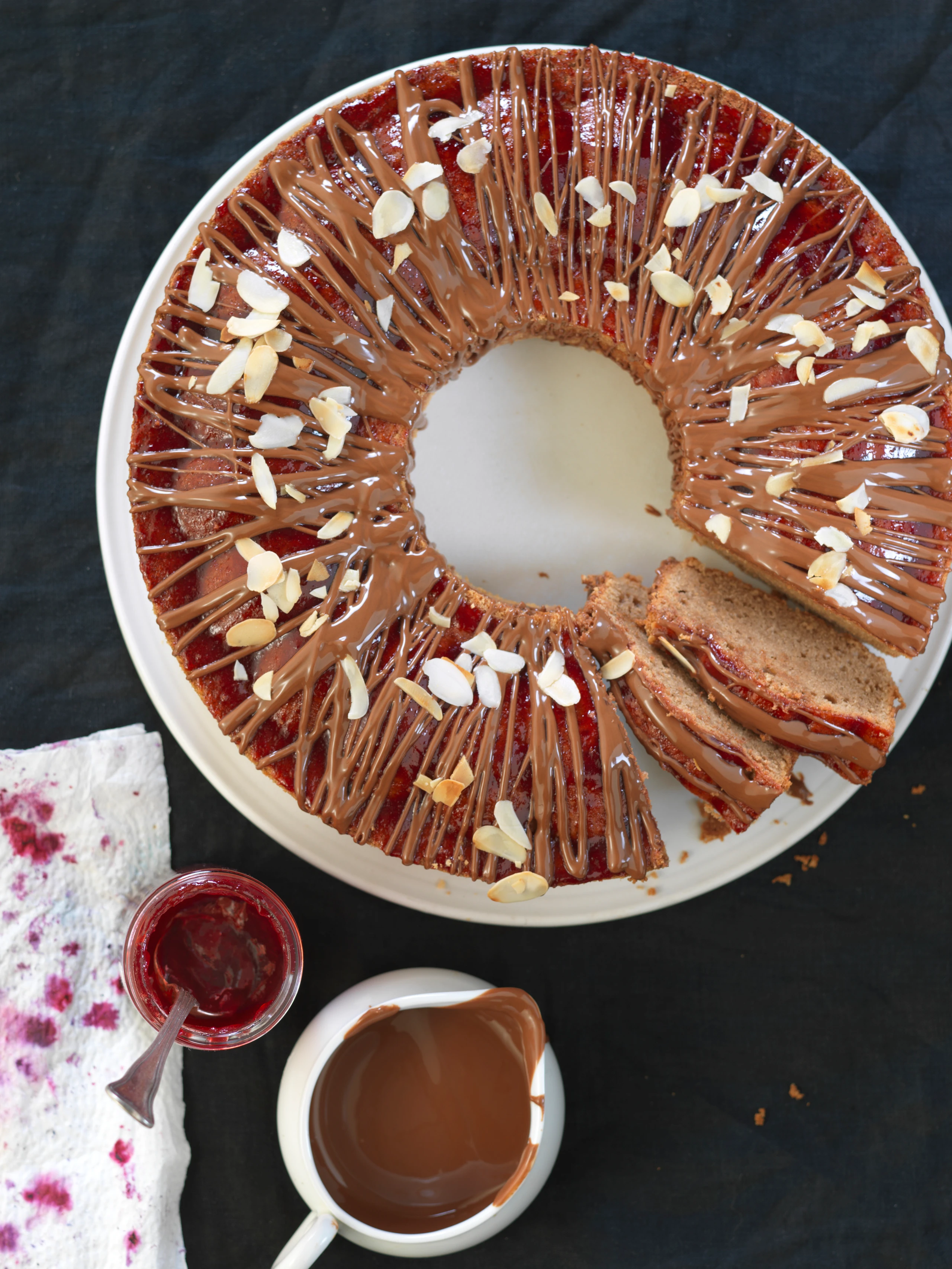 Nougatkranz mit Mandeln