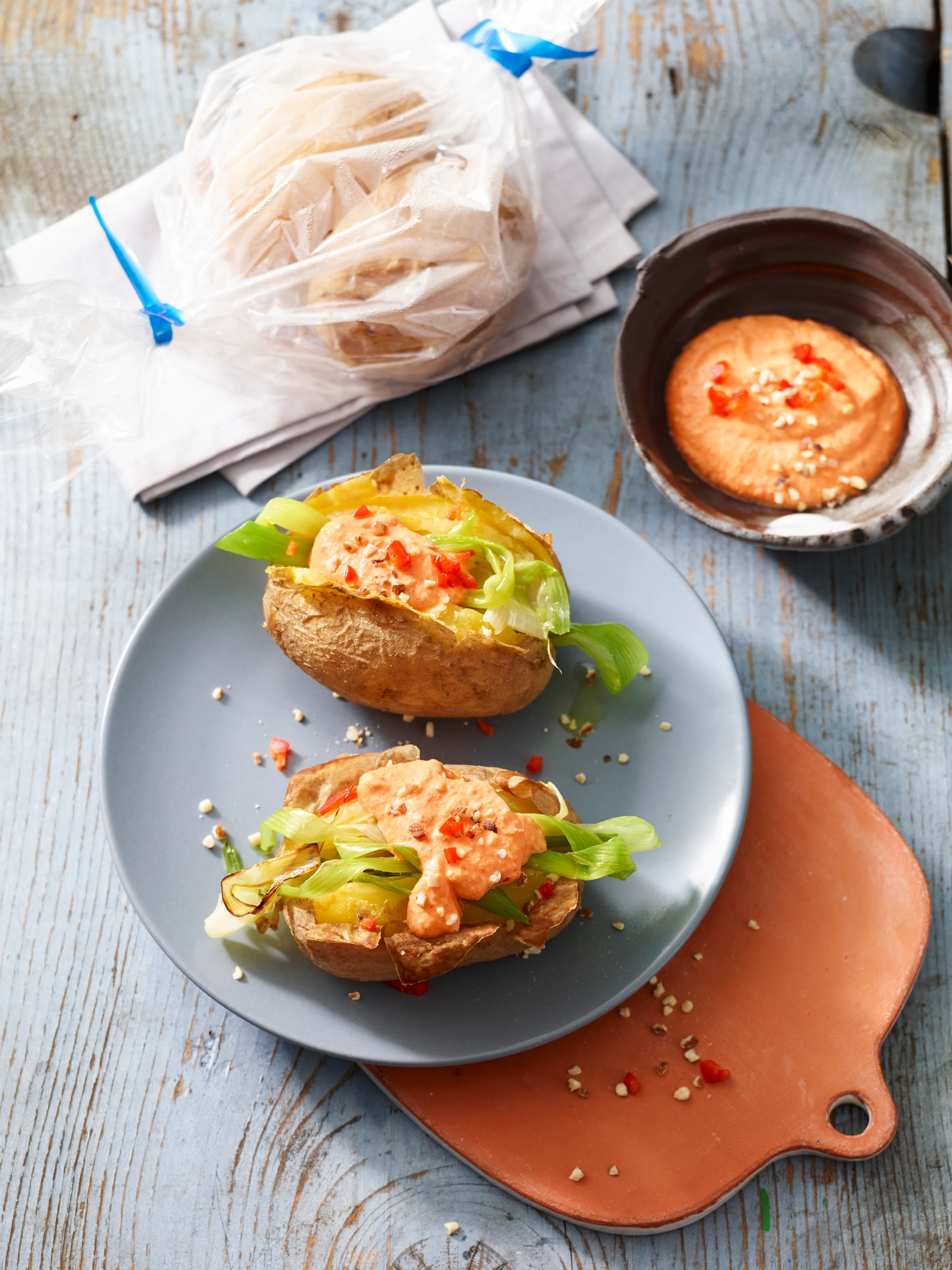 Ofenerdäpfel mit Paprika-Haselnuss-Dip