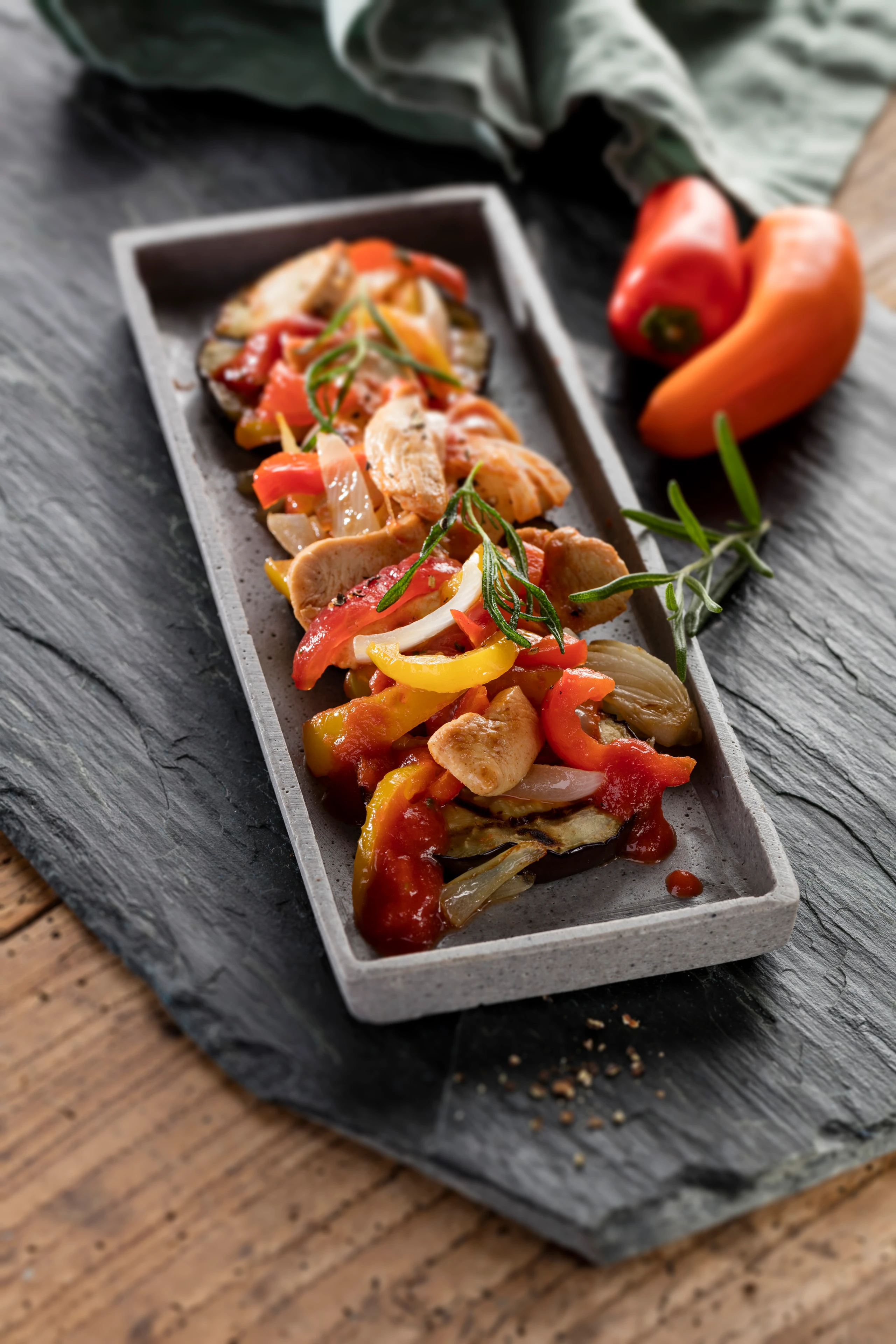 Hühnerstreifen mit Paradeiser-Paprikagemüse