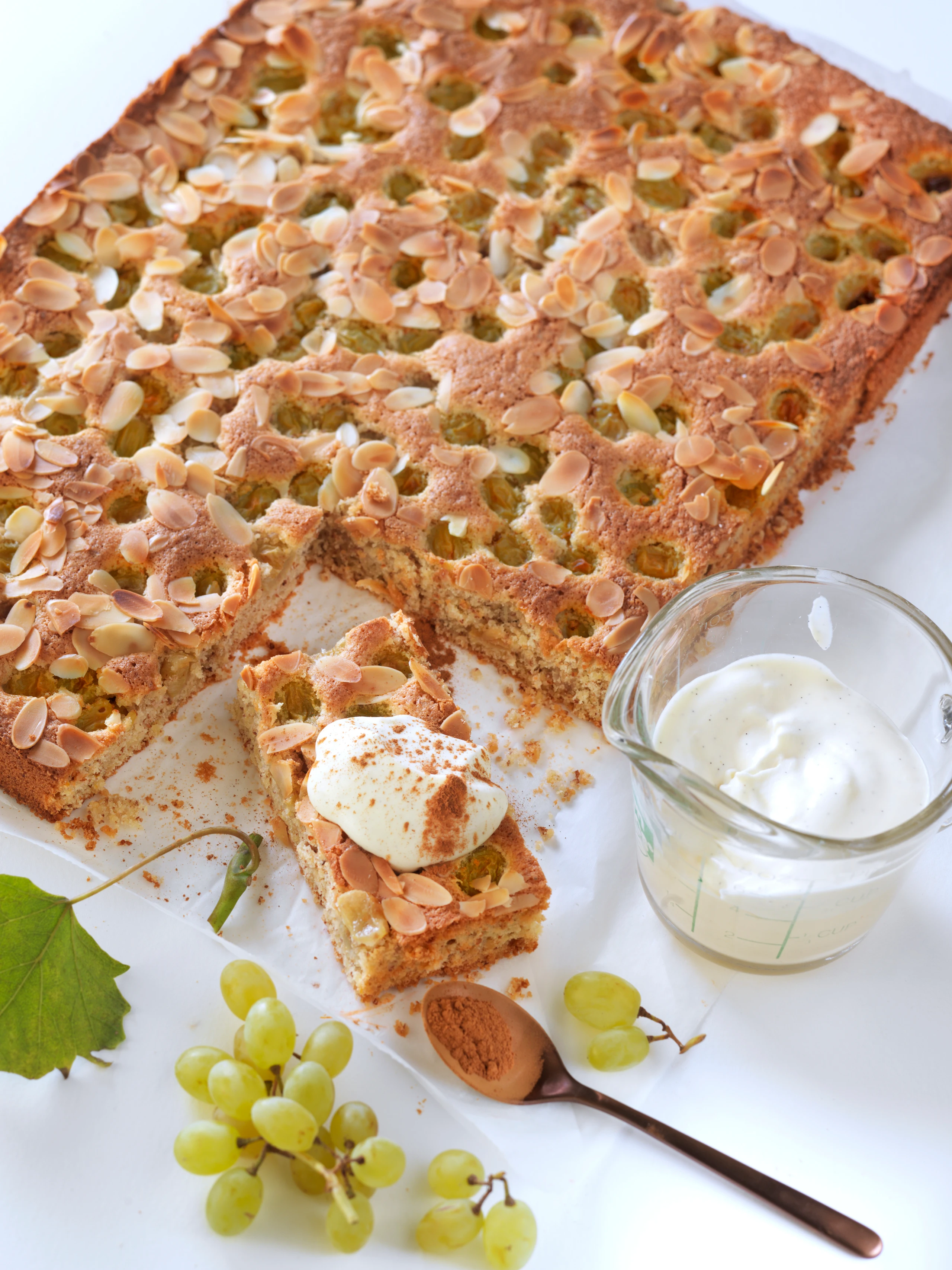 Trauben-Mandelkuchen mit Vanilleschaum