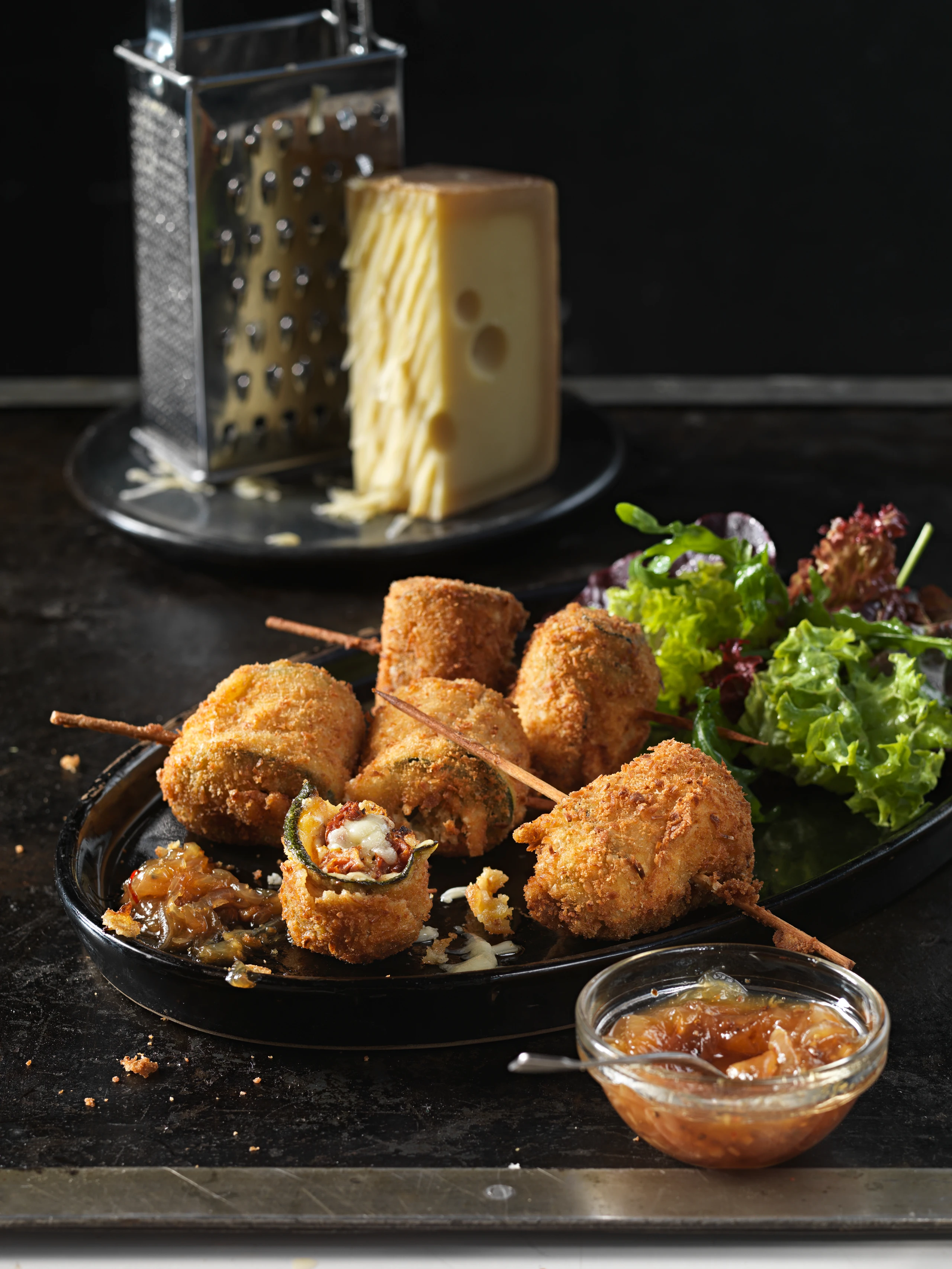 Knusprige Zucchini-Käse-Röllchen mit Zwiebel-Relish