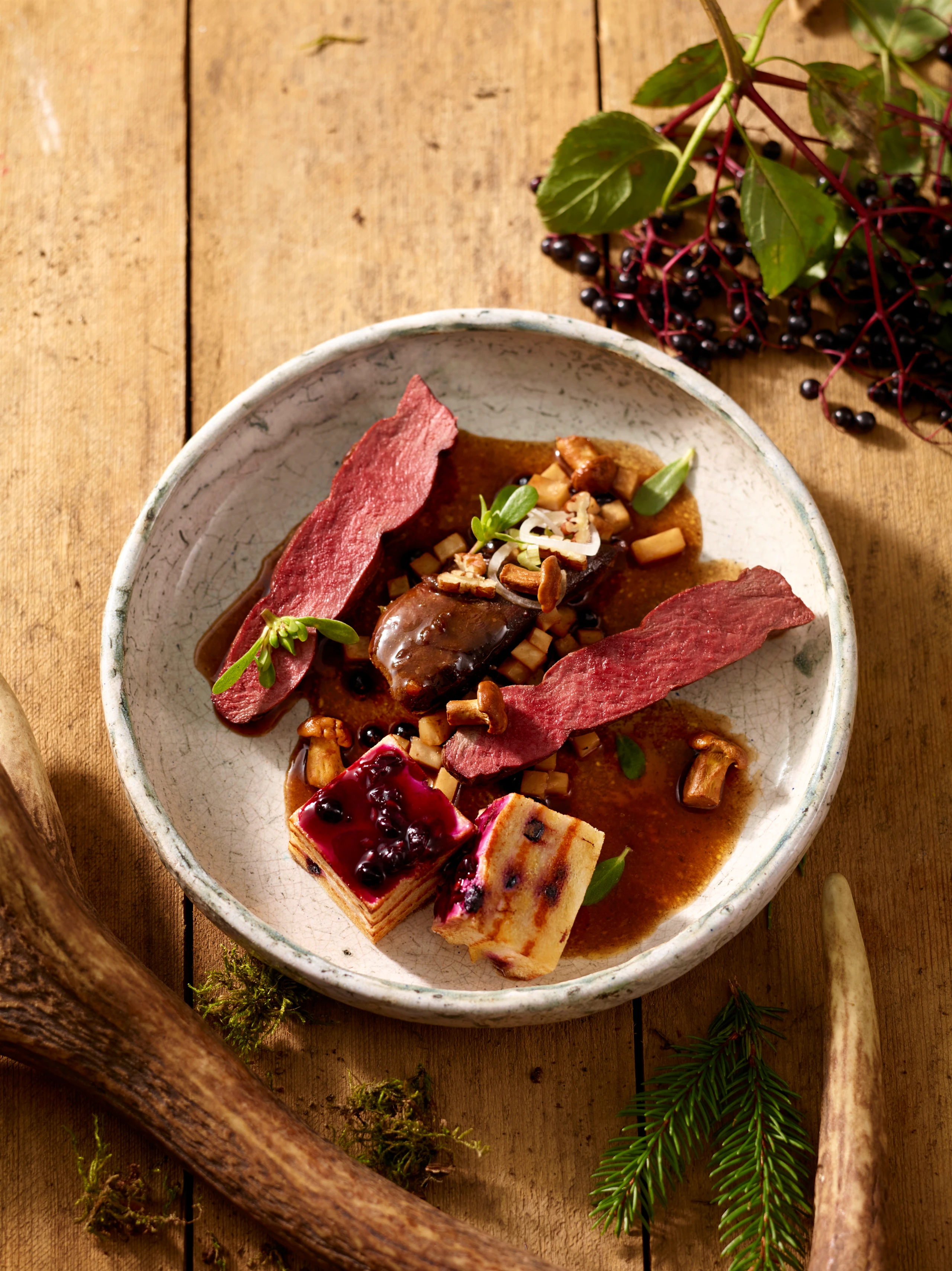 Zweierlei vom Hasen mit Holunder-Topfen-Schnitte