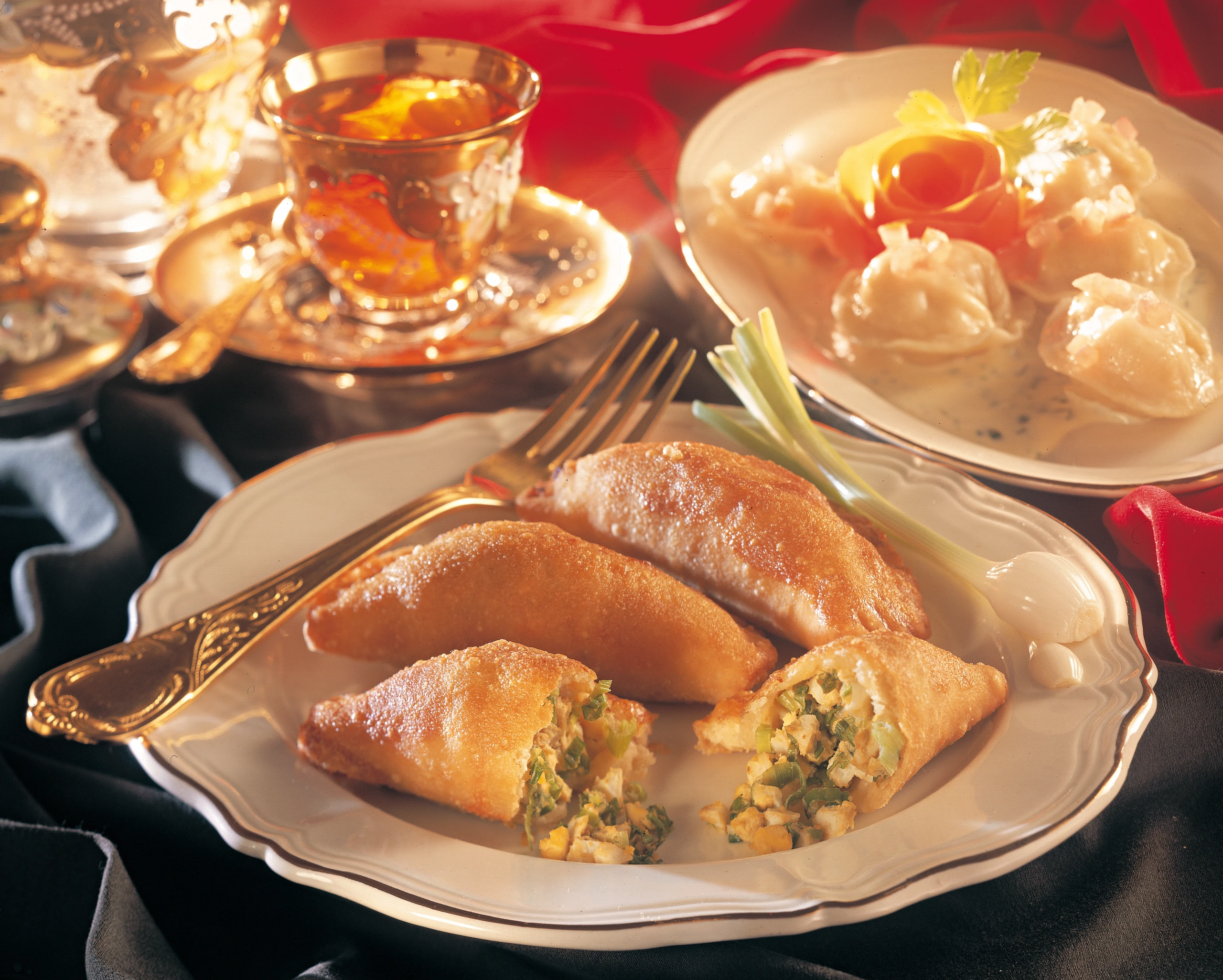 Piroschky: Russische Teigtaschen mit Jungzwiebelfülle