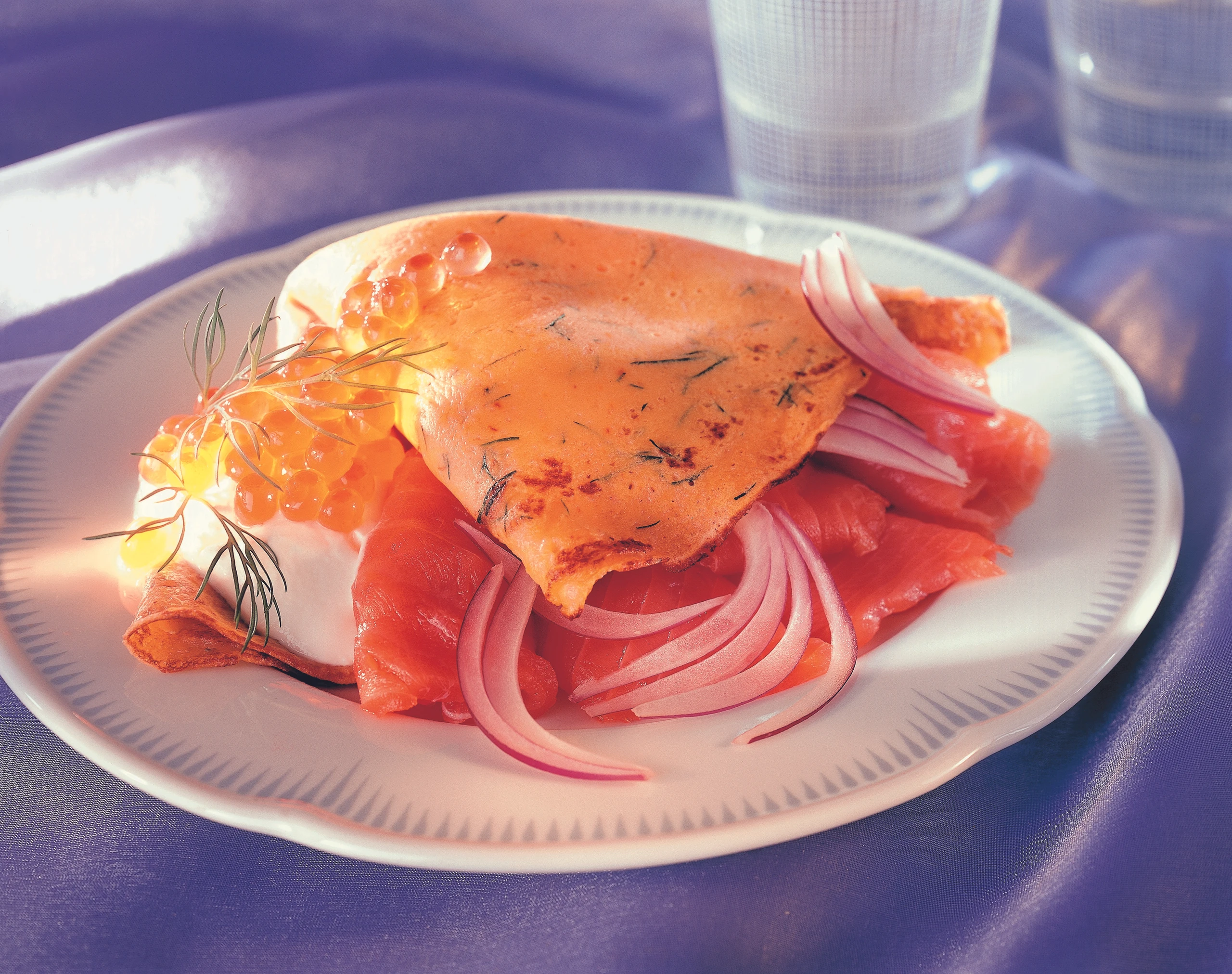 Safran-Palatschinken mit Räucherlachs