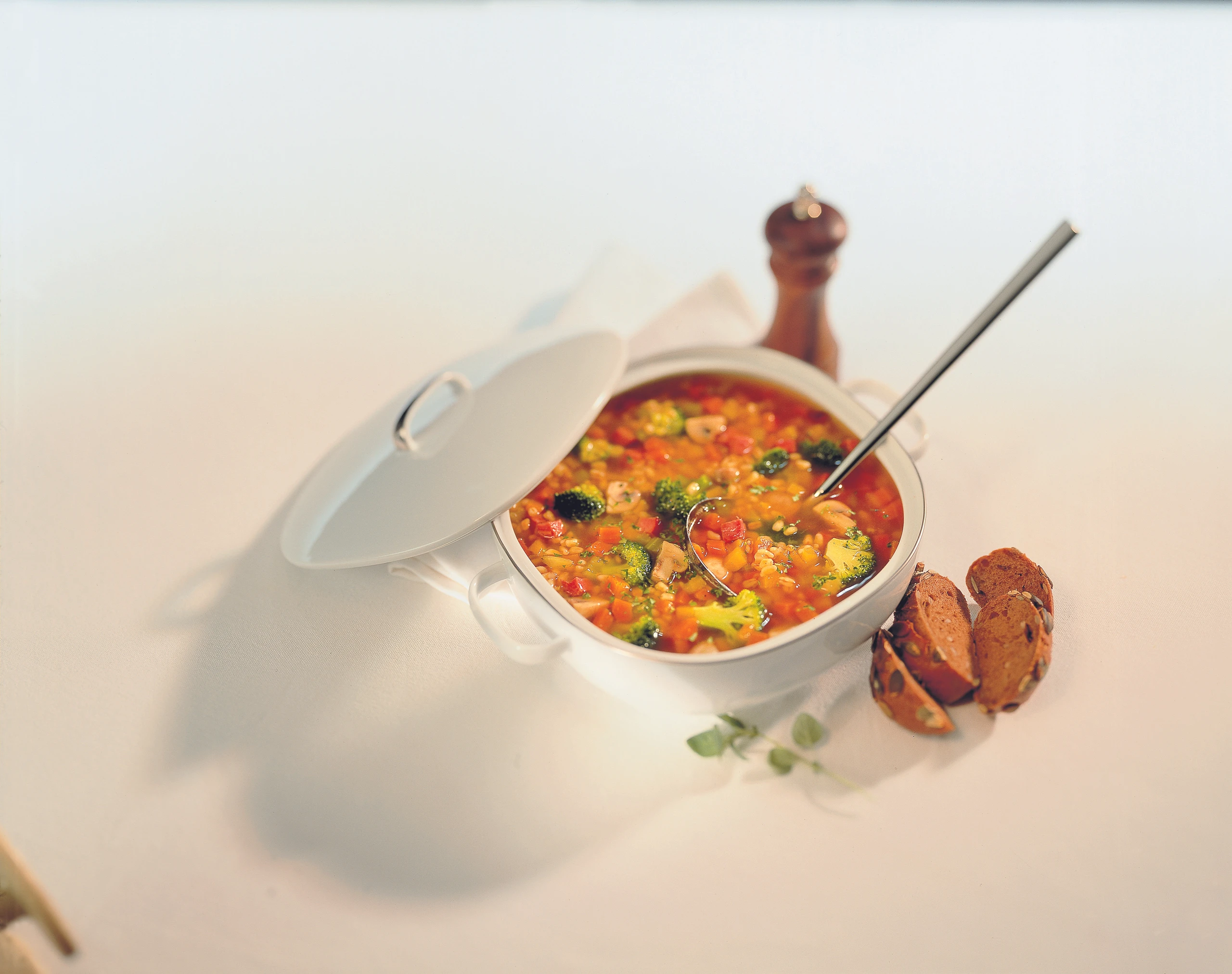 Zartweizensuppe mit Selchfleisch und Schwammerln