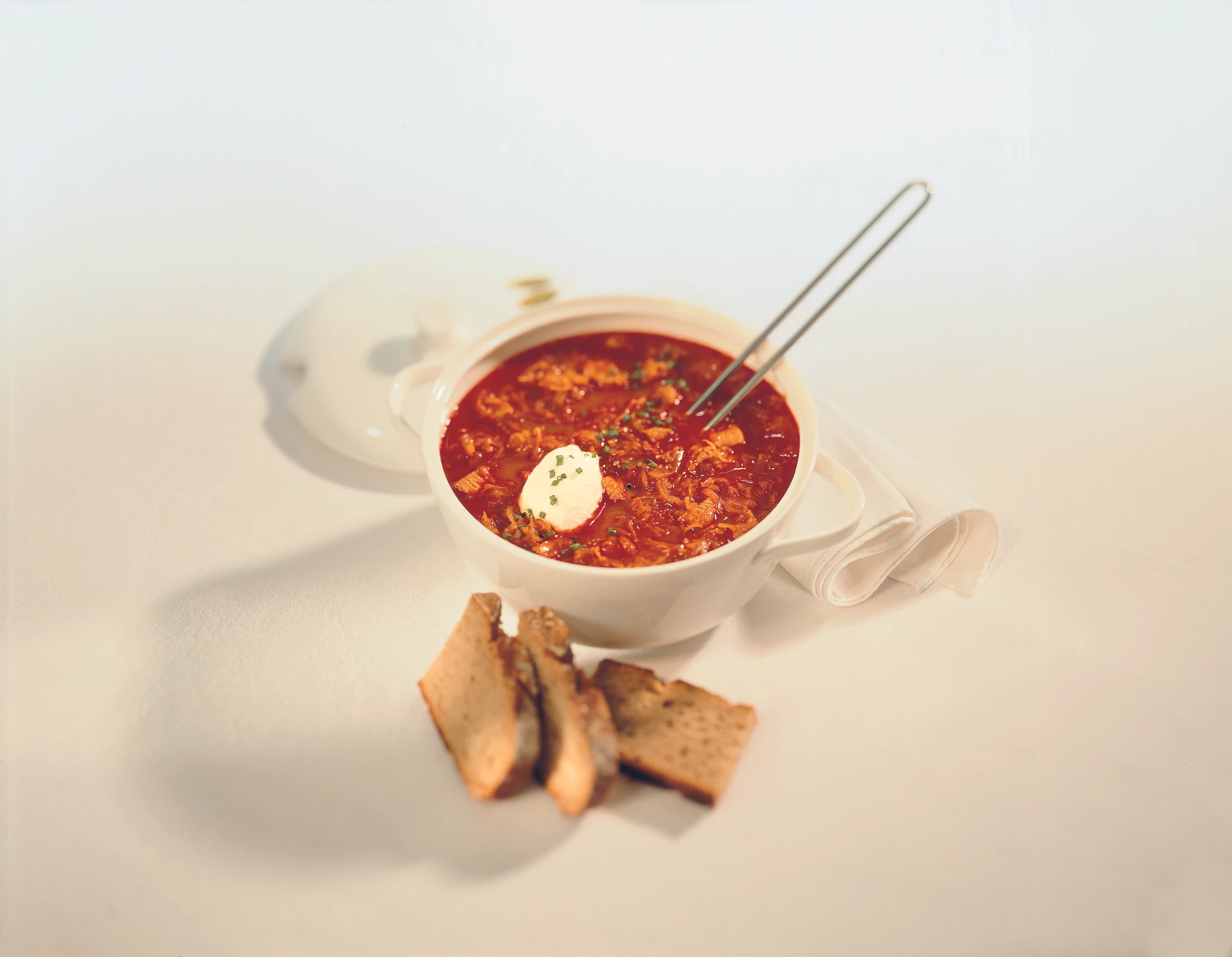 Gulaschsuppe mit Rindfleisch und Erdäpfeln