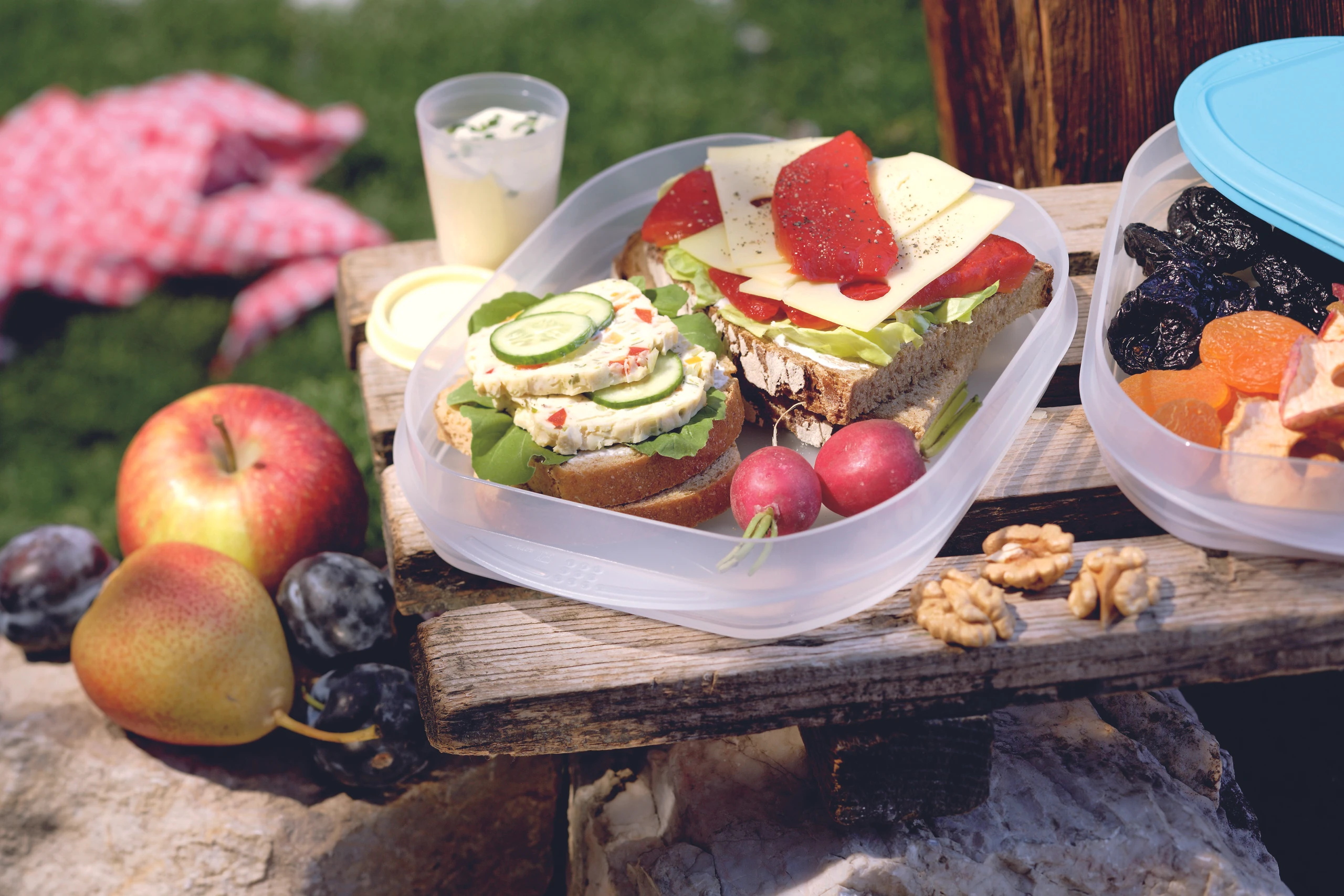 Bauernbrot mit Käse und gegrillter Paprika