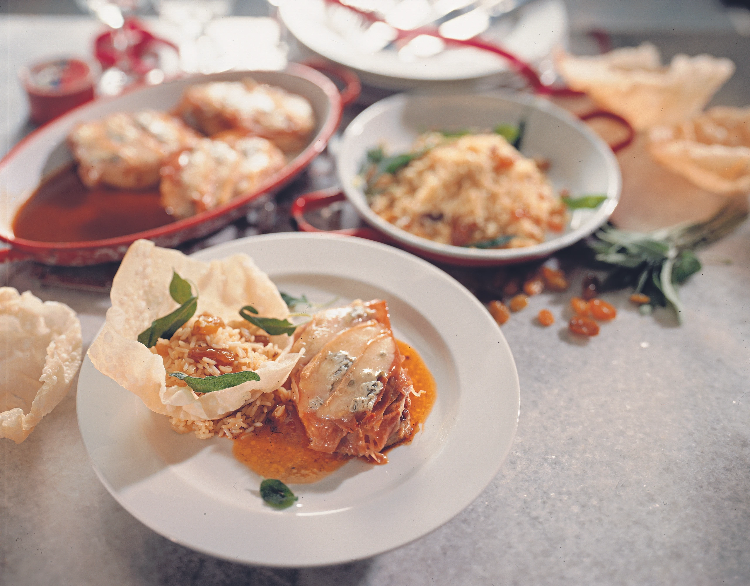 Überbackene Schweinssteaks mit Rohschinken und Käse