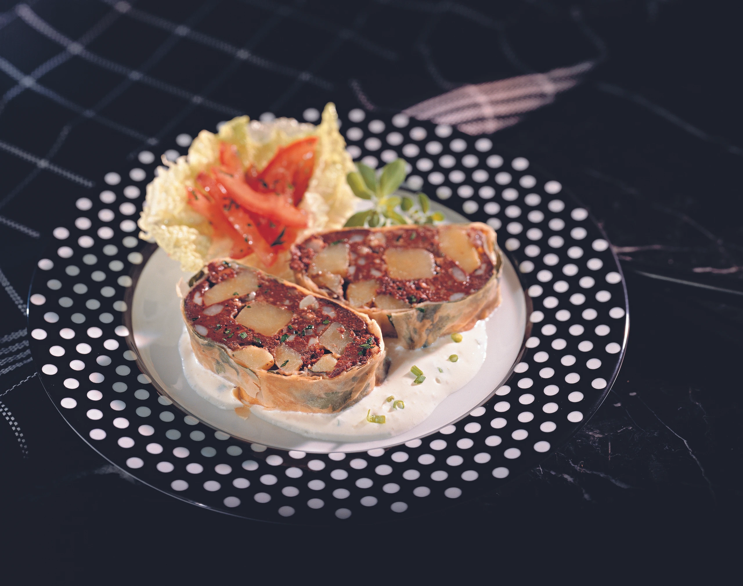 Erdäpfel-Blunzenstrudel mit Kräuter-Knoblauchsauce