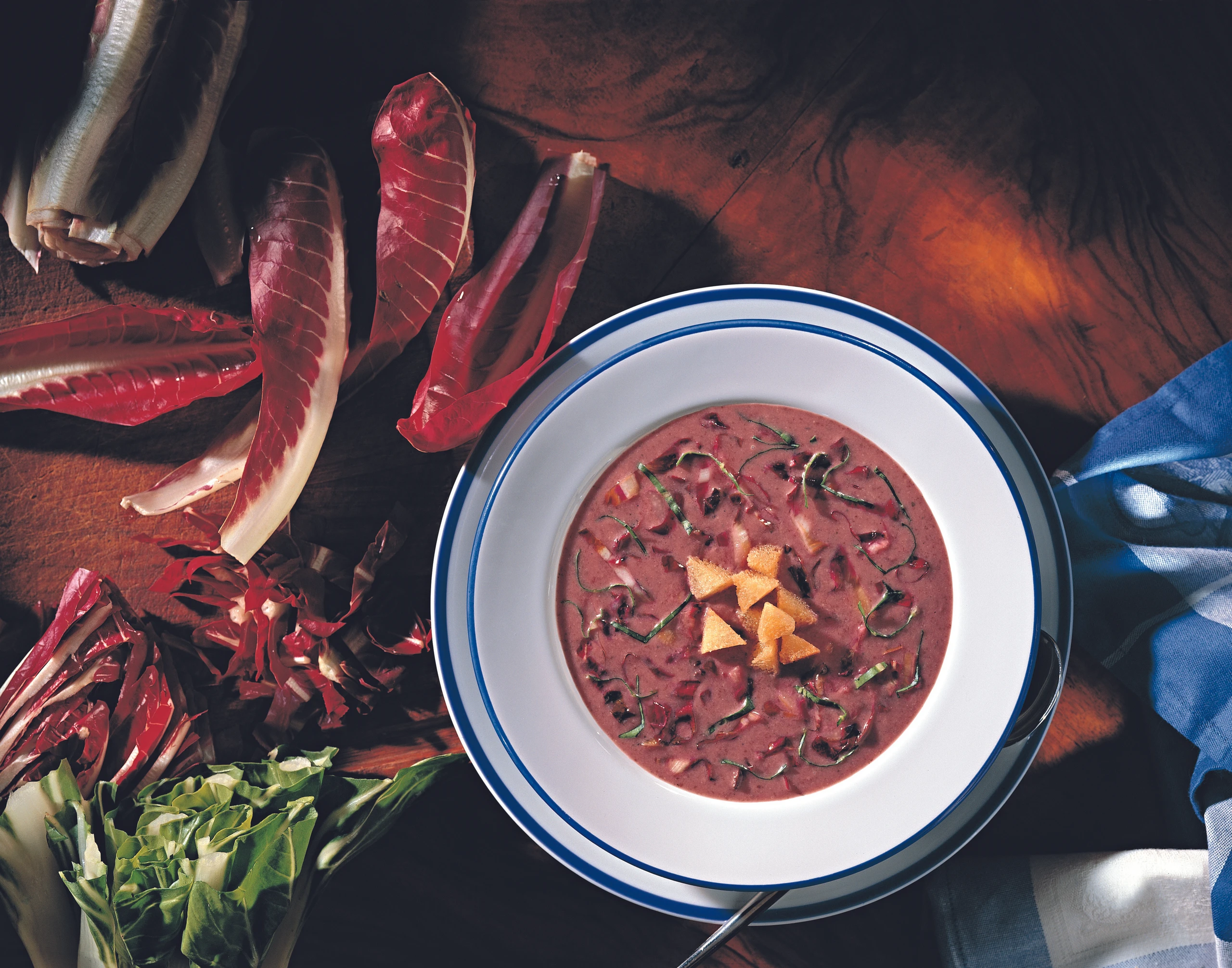 Radicchiosuppe mit Mangold und knusprigem Brot