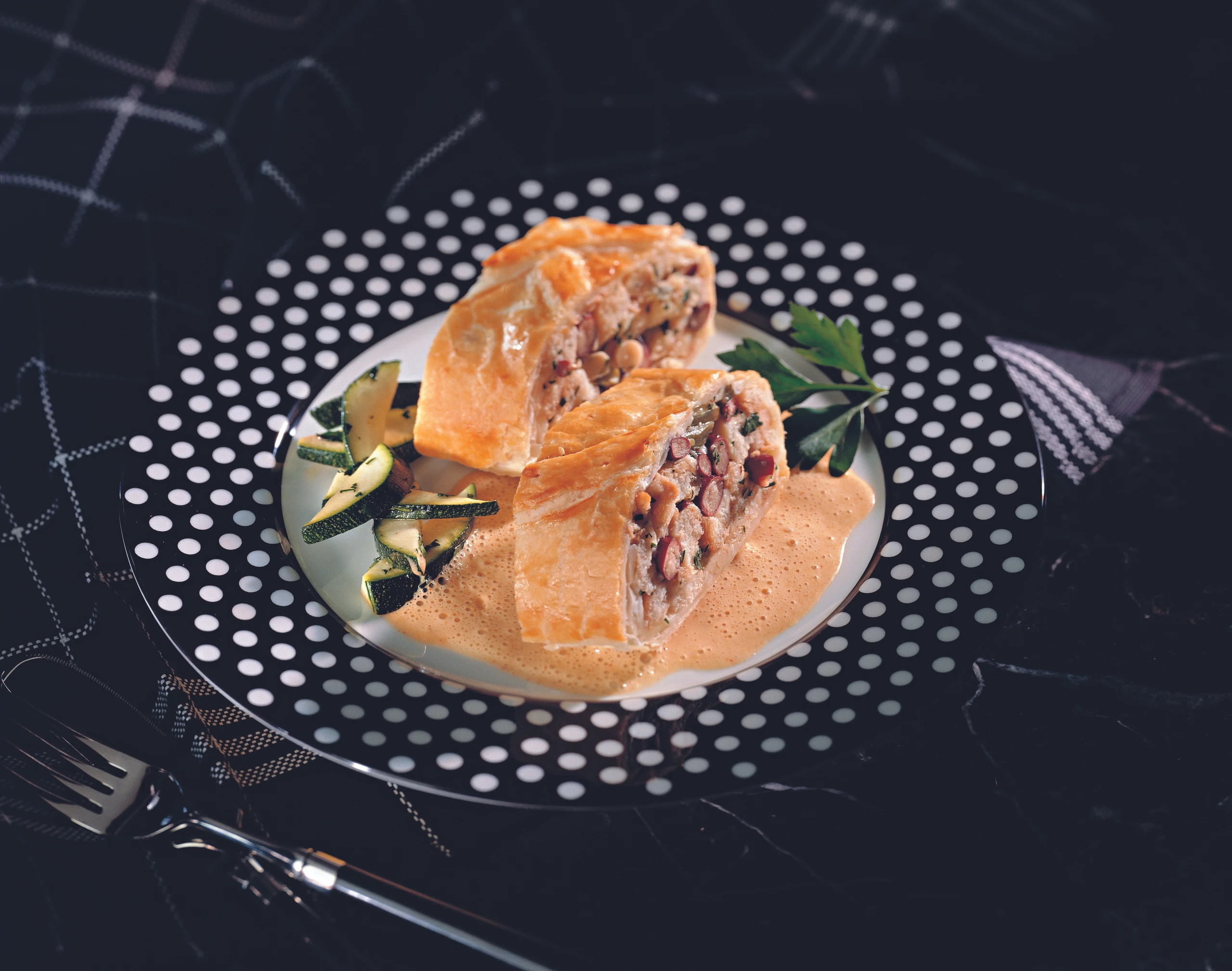 Blätterteigstrudel mit Bohnenfülle und Paprikasauce