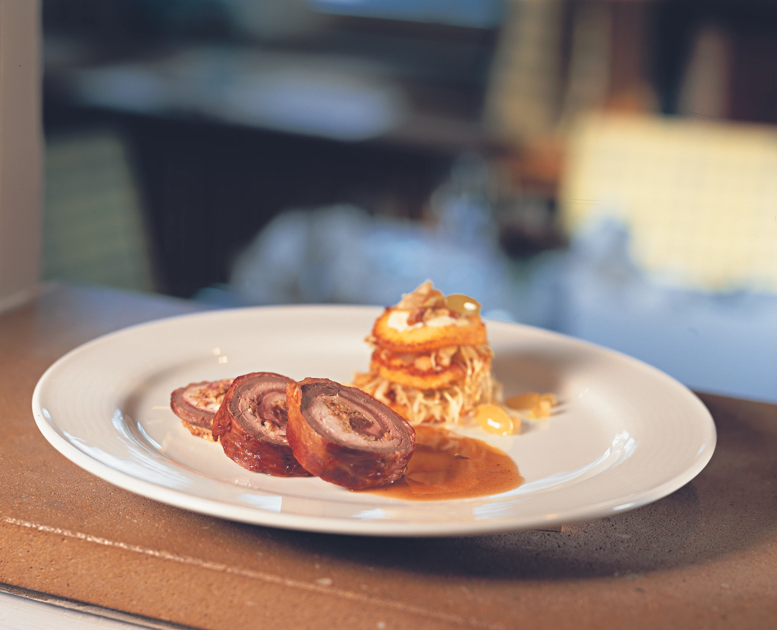 Hasen-Kaninchen-Roulade mit Polenta-Kraut-Türmchen