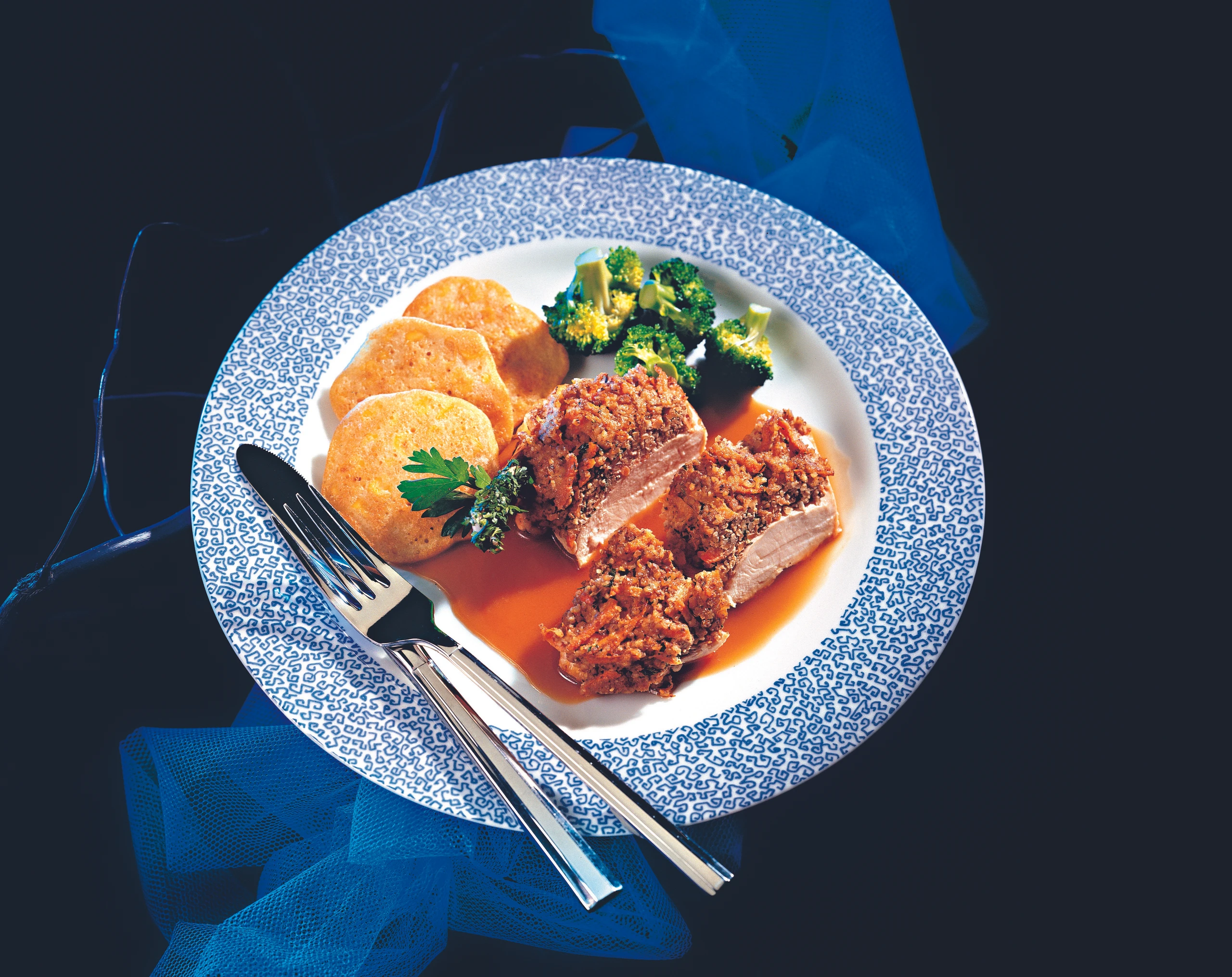 Hühnerbrust mit Karotten-Nusskruste und Maislaibchen