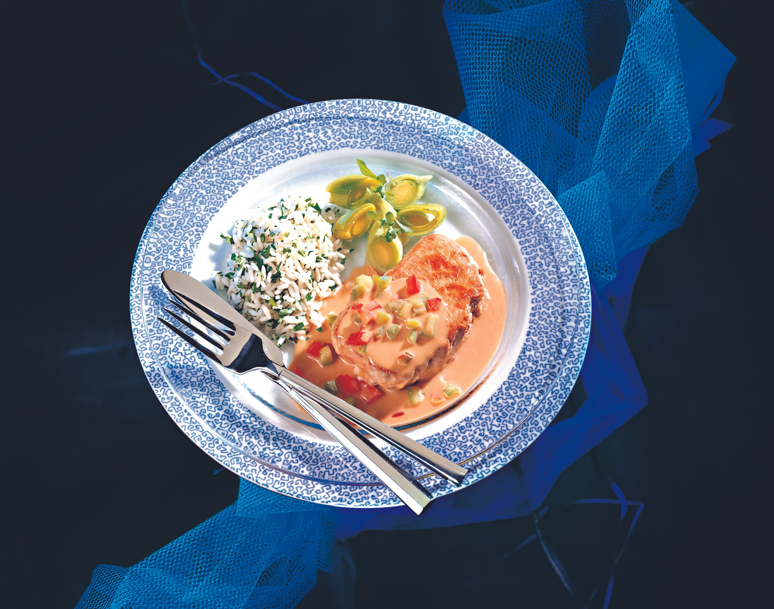 Schweinsrücken-Steak mit Rahmsauce und Kräuterreis