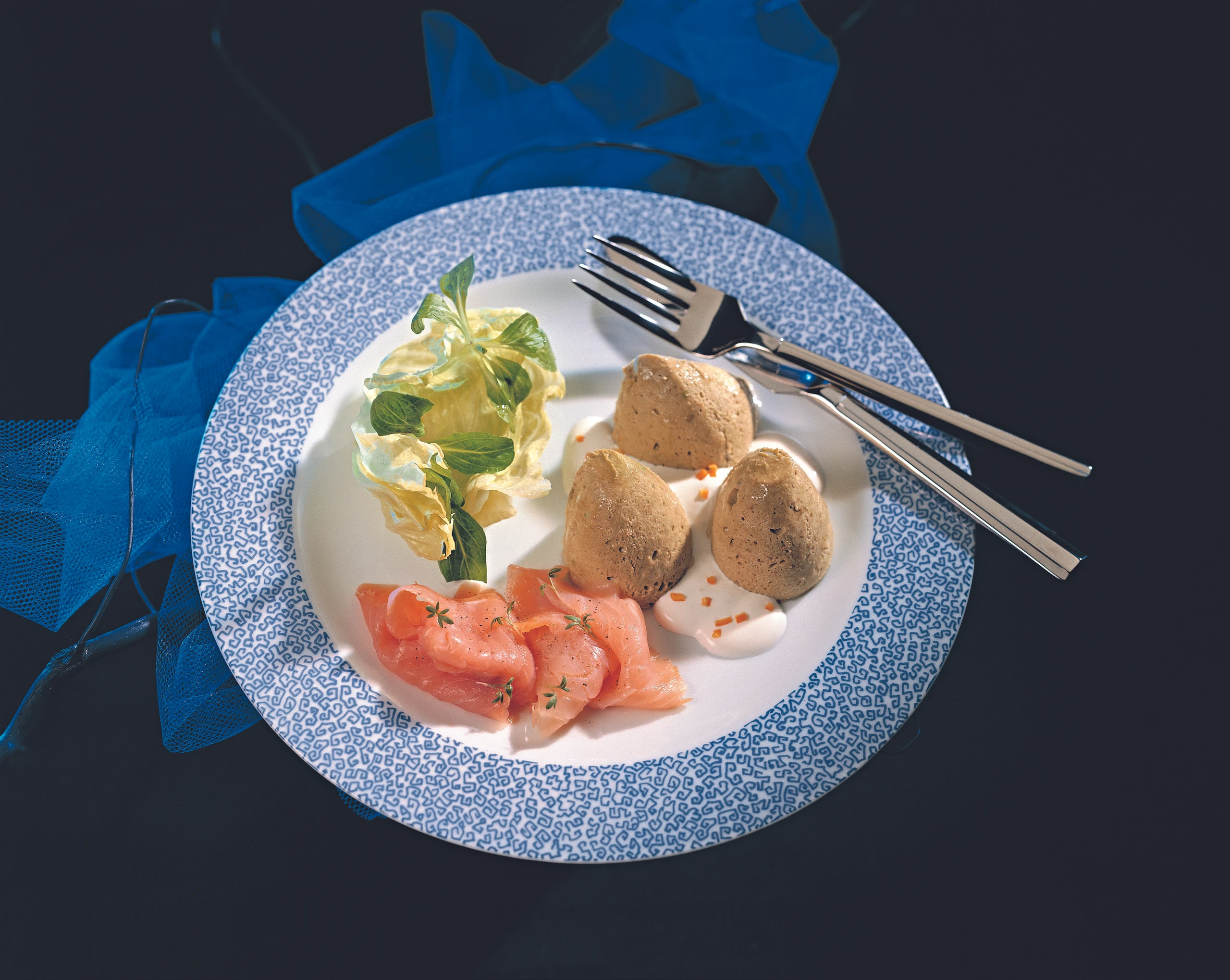 Avocadomus mit Lachs und Orangen-Rahmsauce