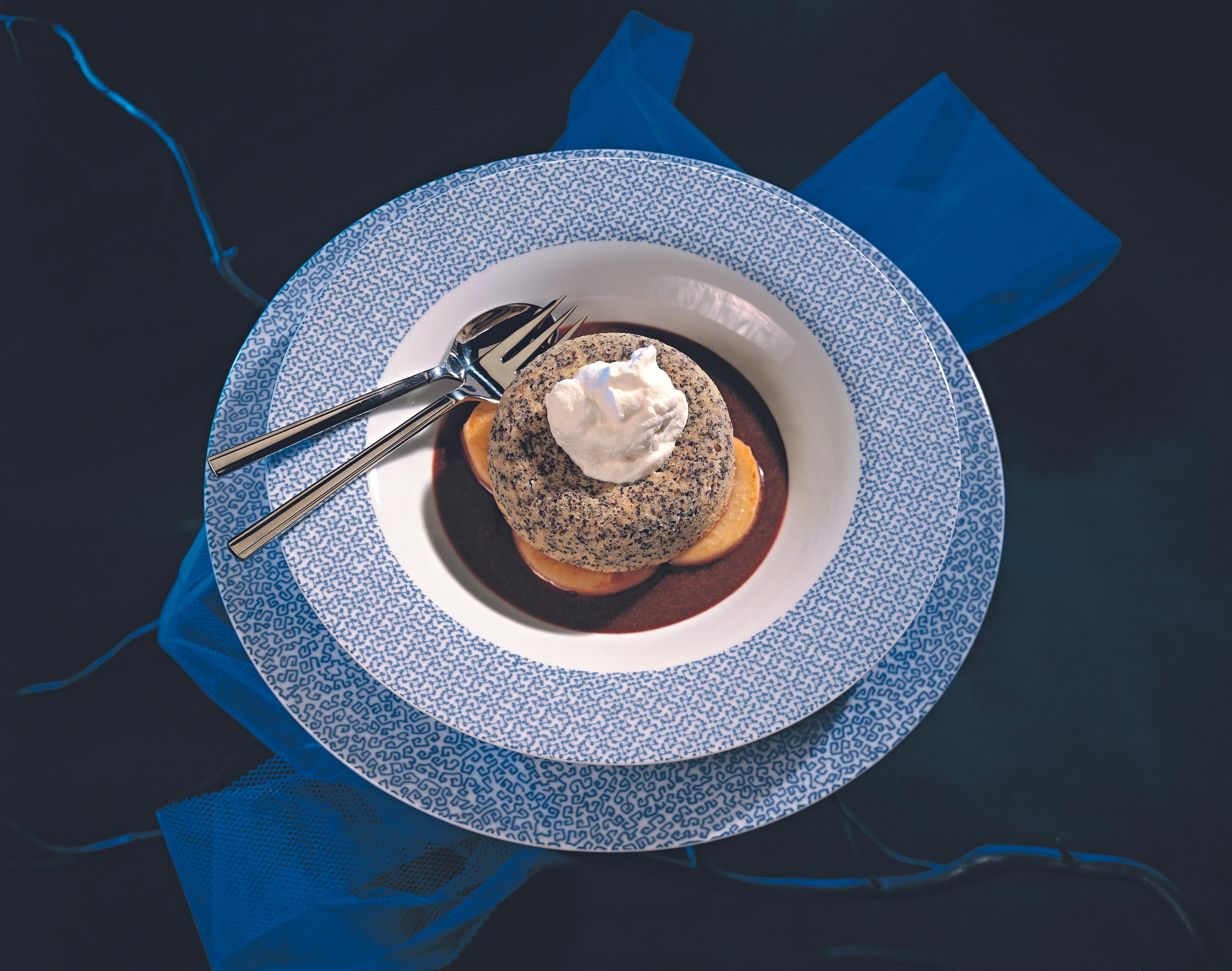 Mohnpudding mit gebratenen Apfelringen und Schokoladesauce