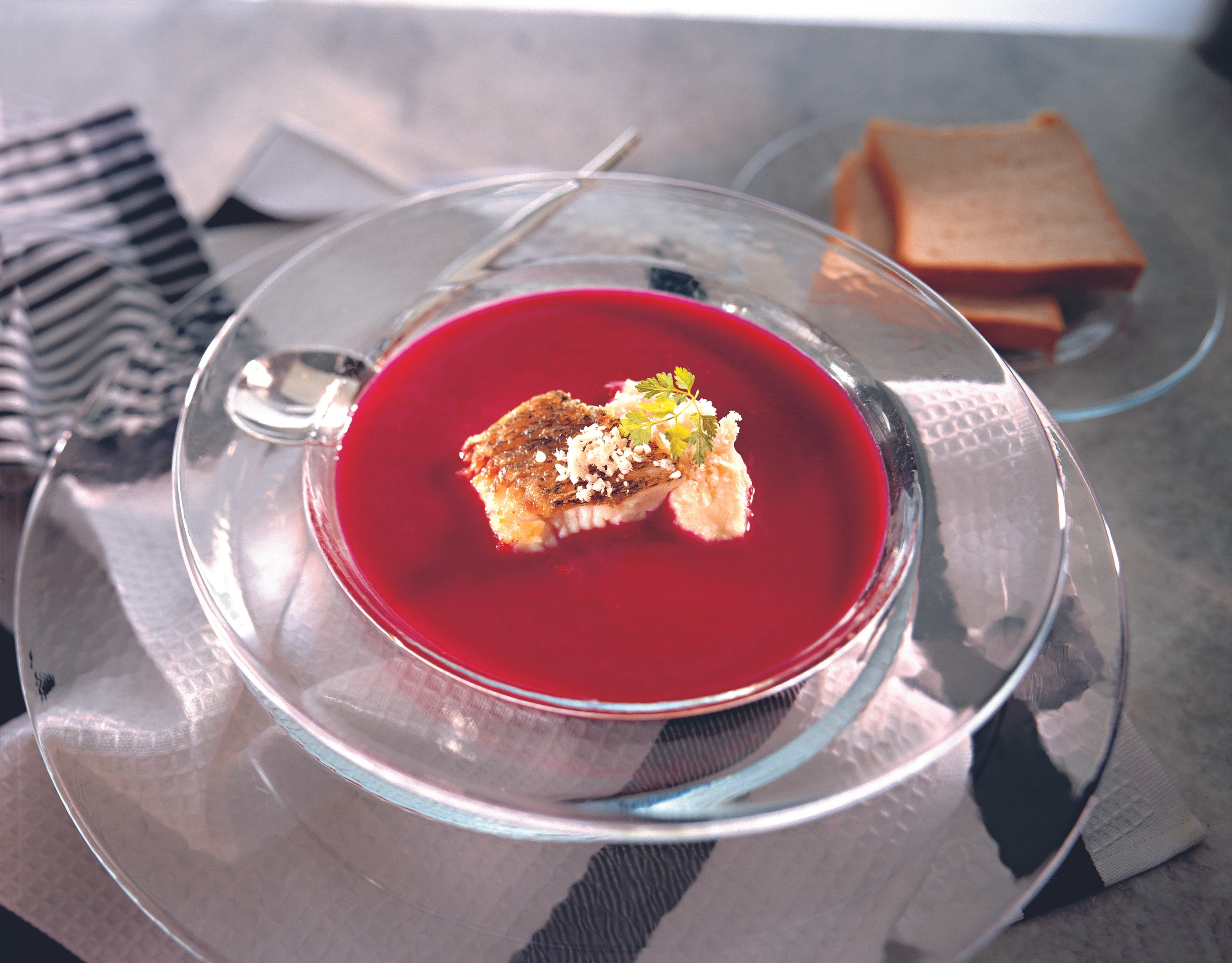 Rote Rübensuppe mit Zander und Krennockerln