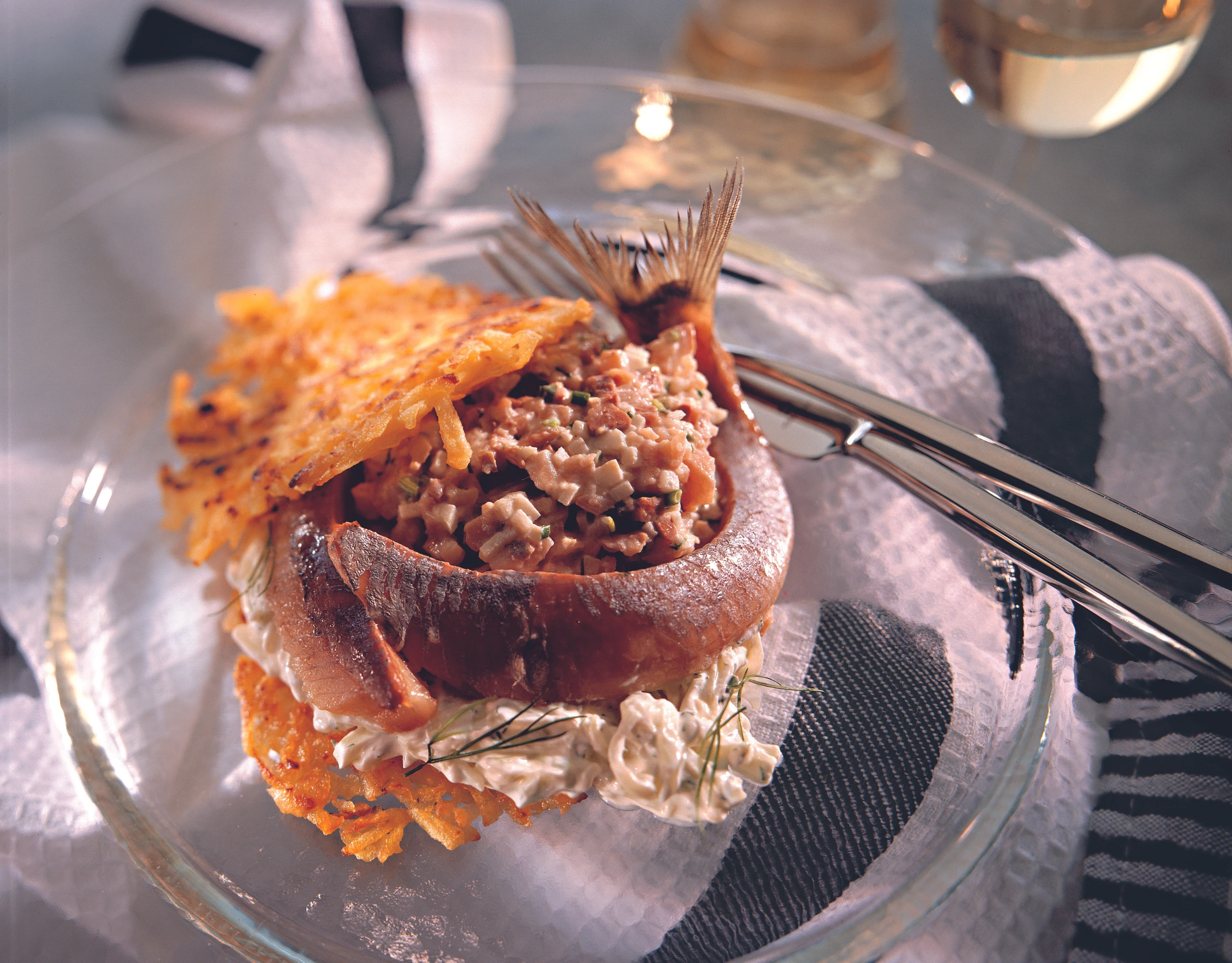 Matjestatar mit Topinambur-Erdäpfelpuffer und Rahmgurken