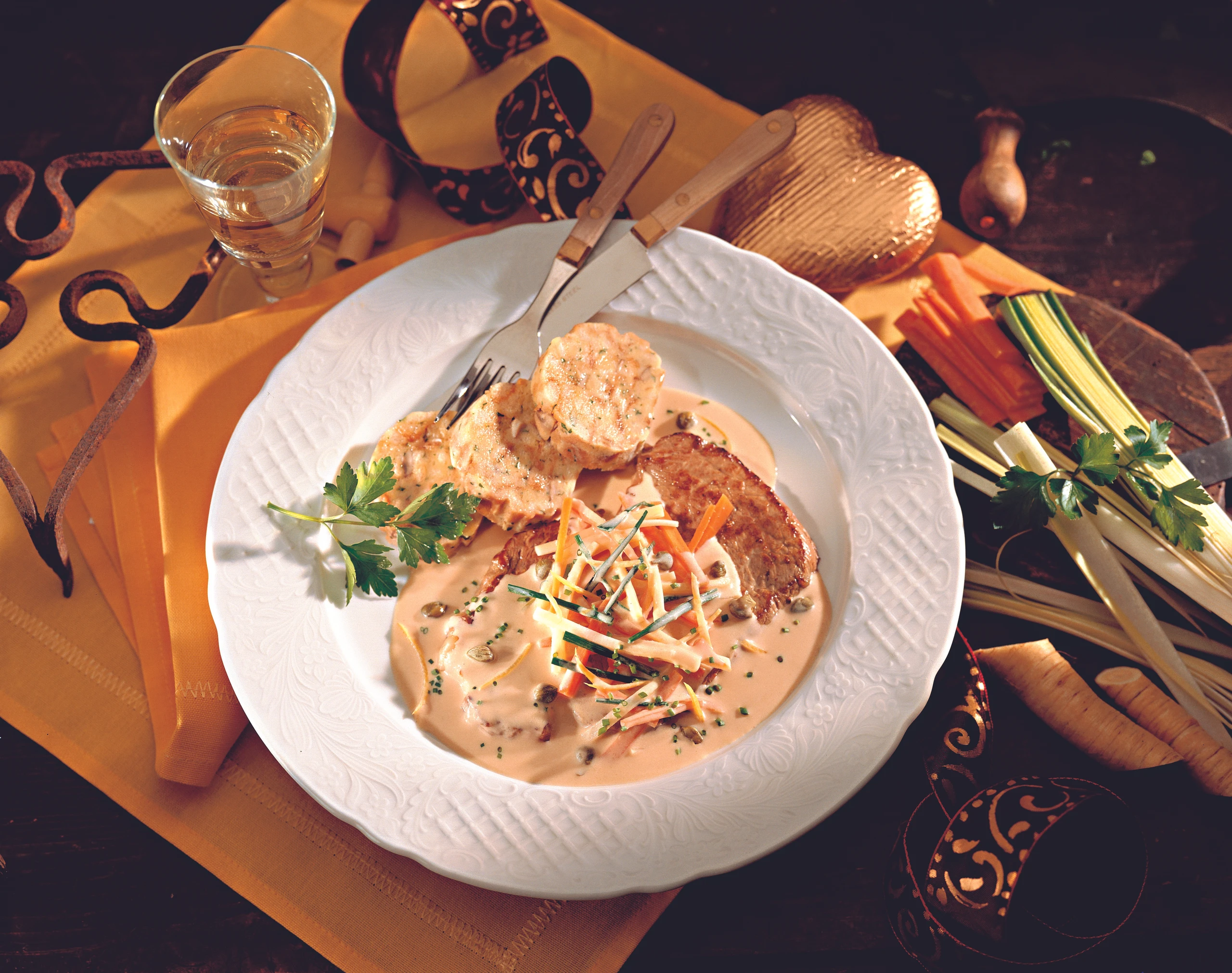 Esterhazy-Rostbraten mit Schwammerl-Serviettenknödel