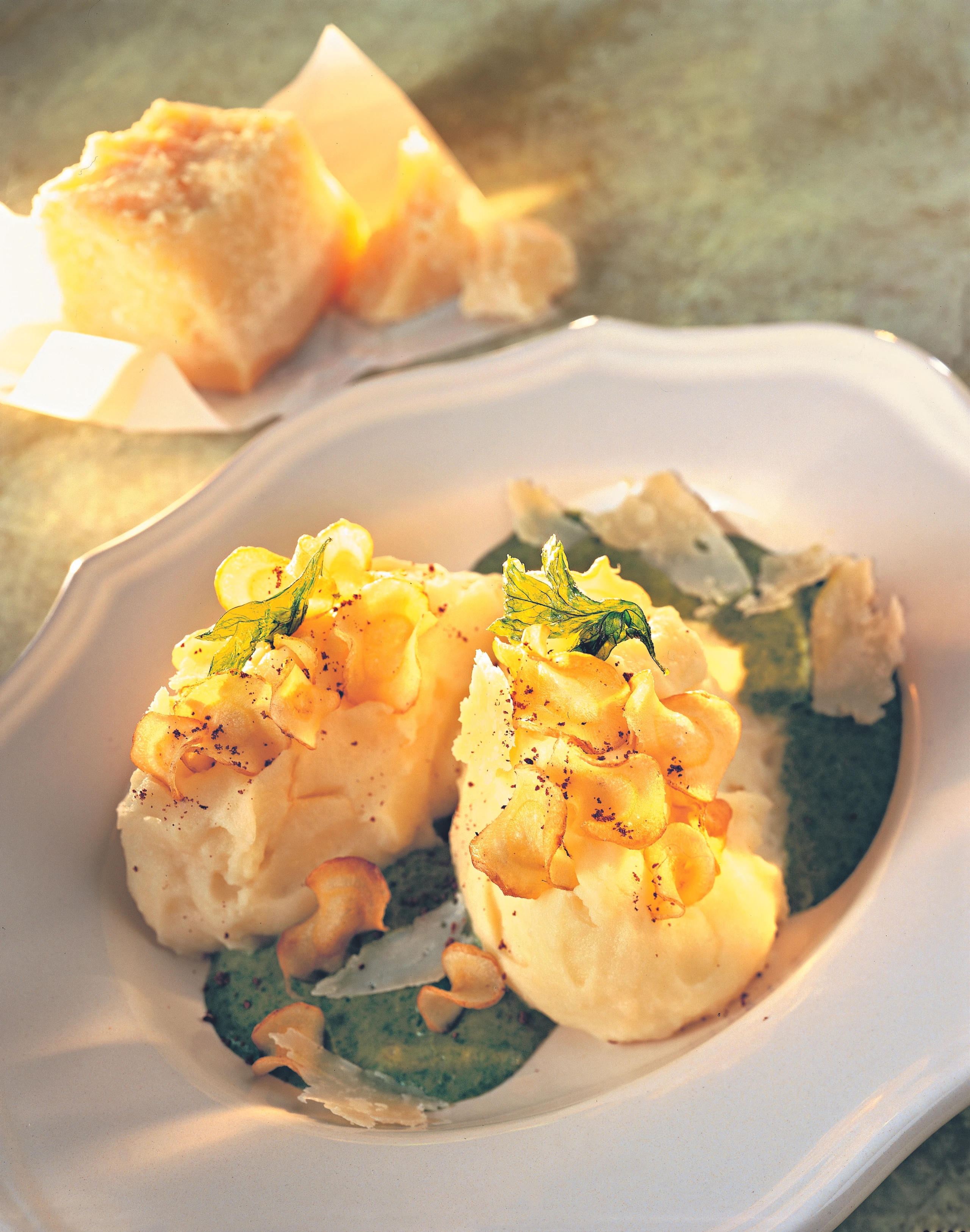 Pastinakenpüree mit Parmesan und Kräutersauce