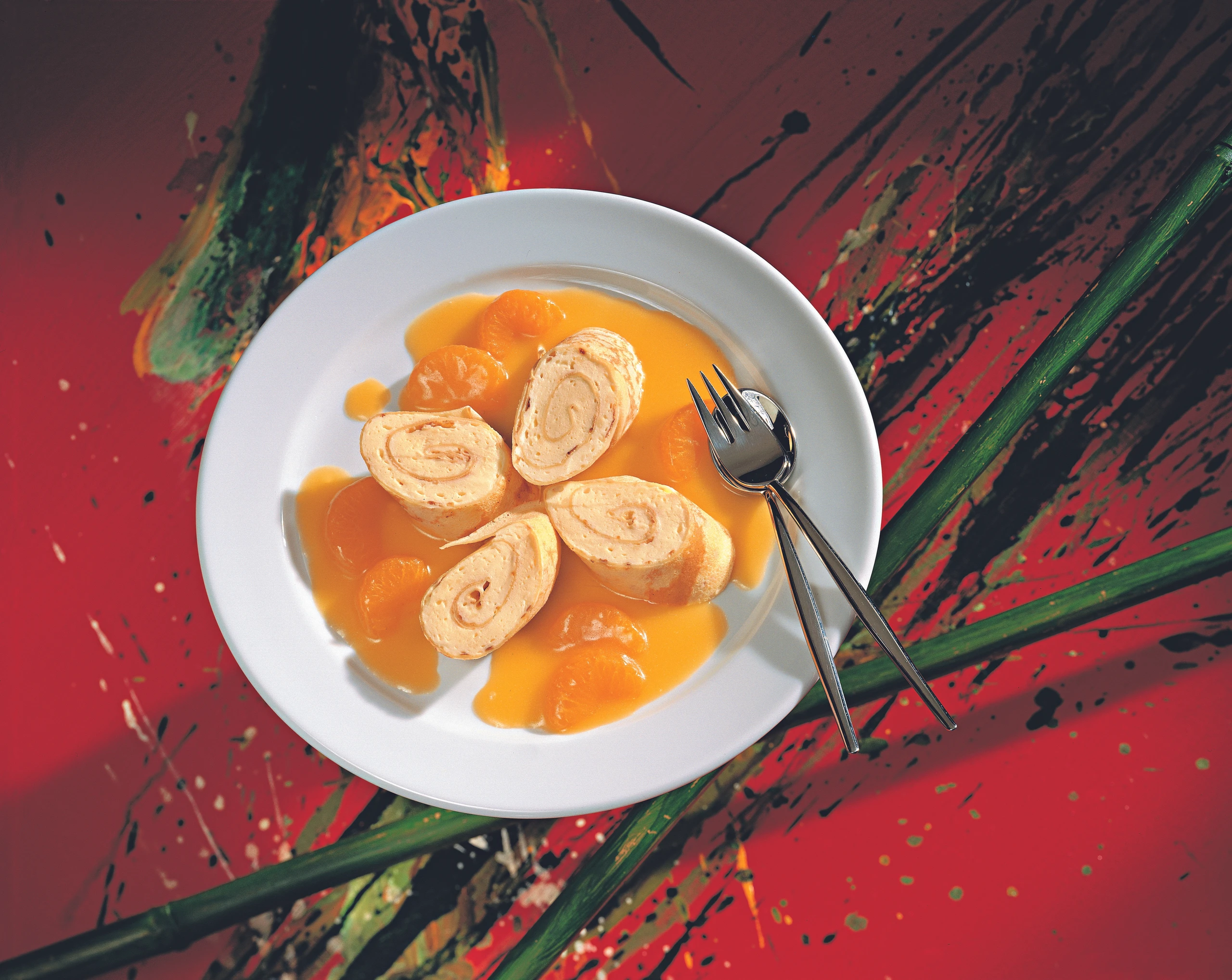 Palatschinken-Rouladen mit Vanillefülle und Orangen-Mandarinensauce