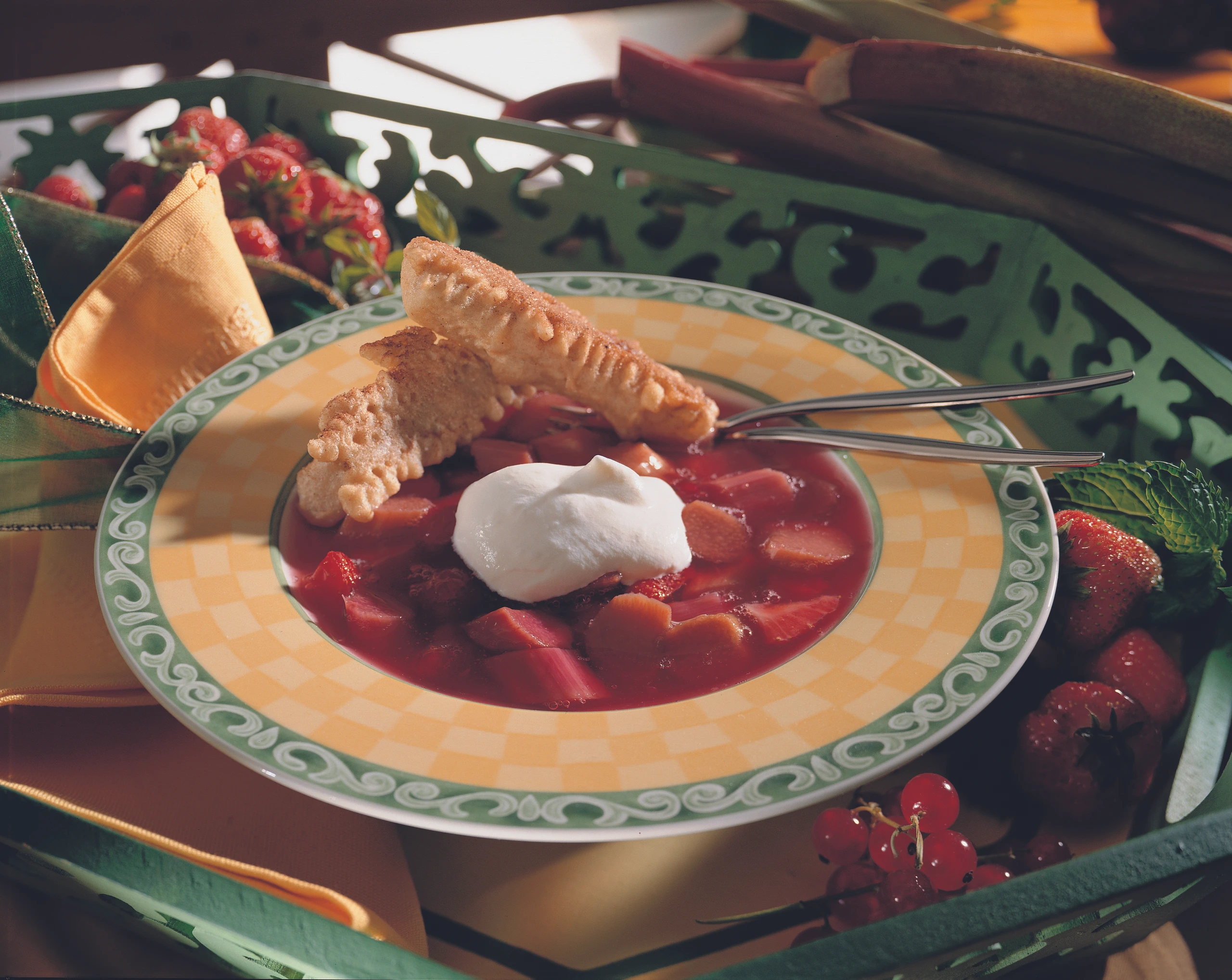 Rhabarbergrütze mit Rhabarber im Tempura-Teig