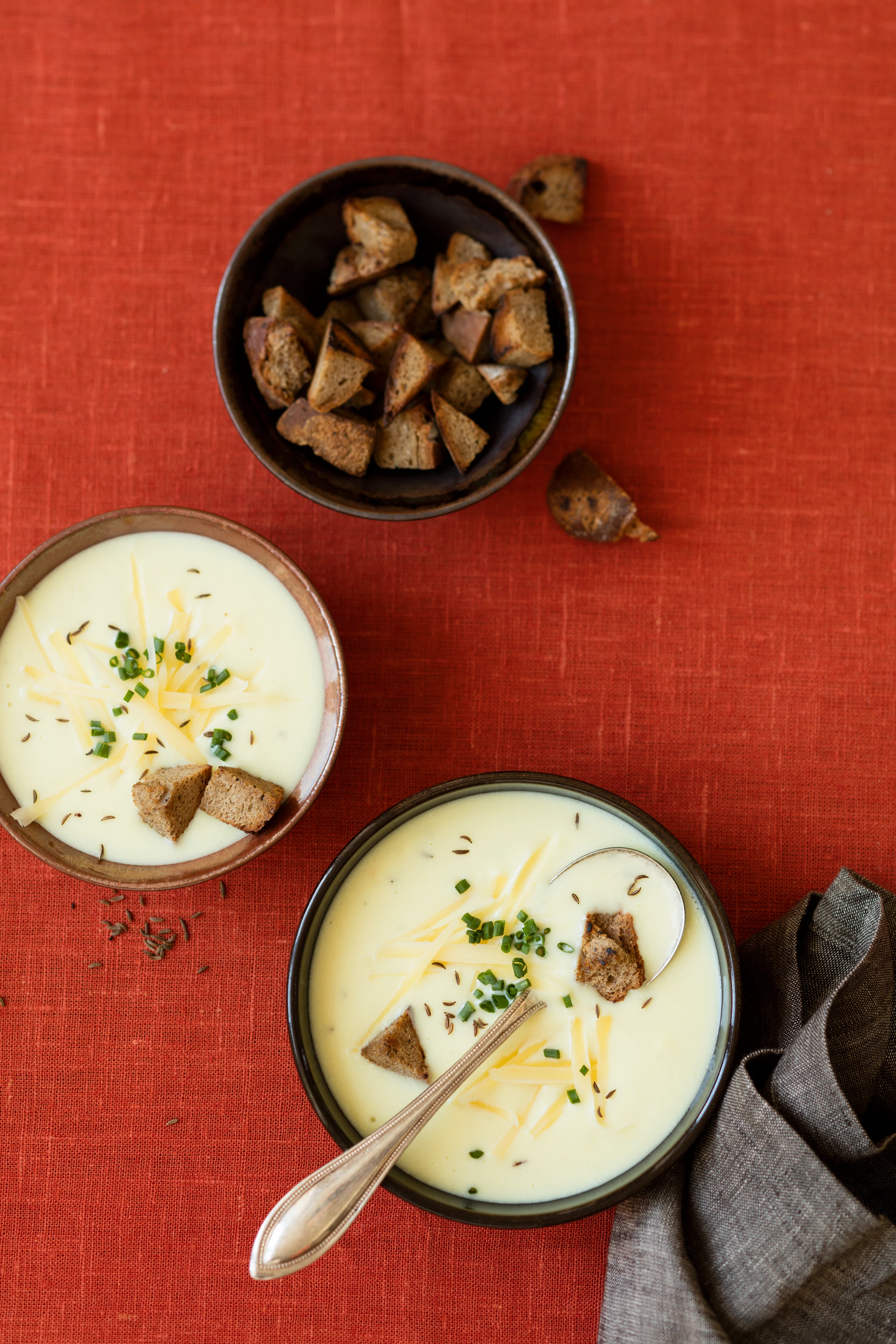 Zwiebel-Erdäpfelsuppe mit Käse
