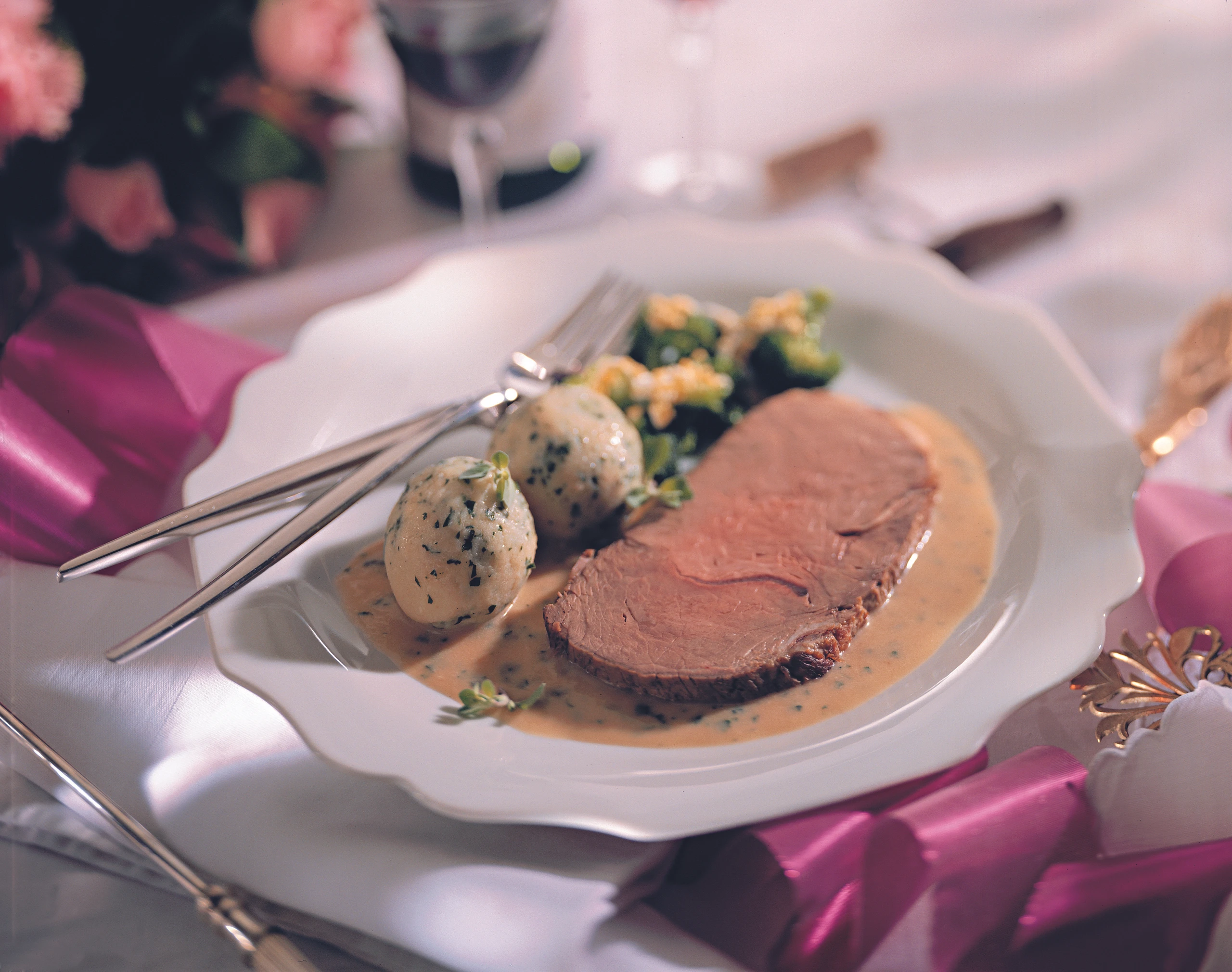 Hüferscherzel mit Gemüse-Rahmsauce und Kräuter-Knöderln