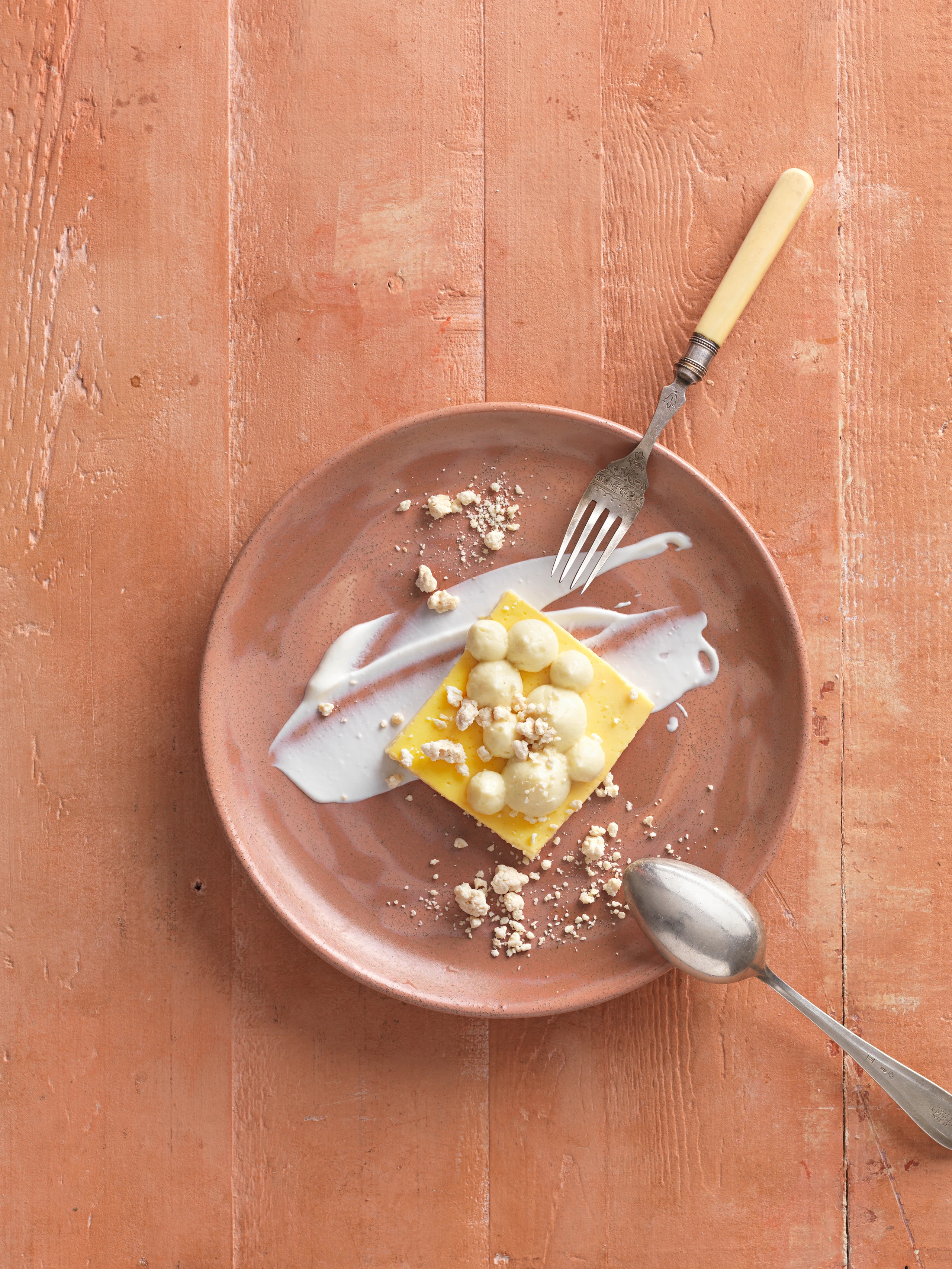 Topfenkuchen mit Rosmarincreme und Schokostreusel
