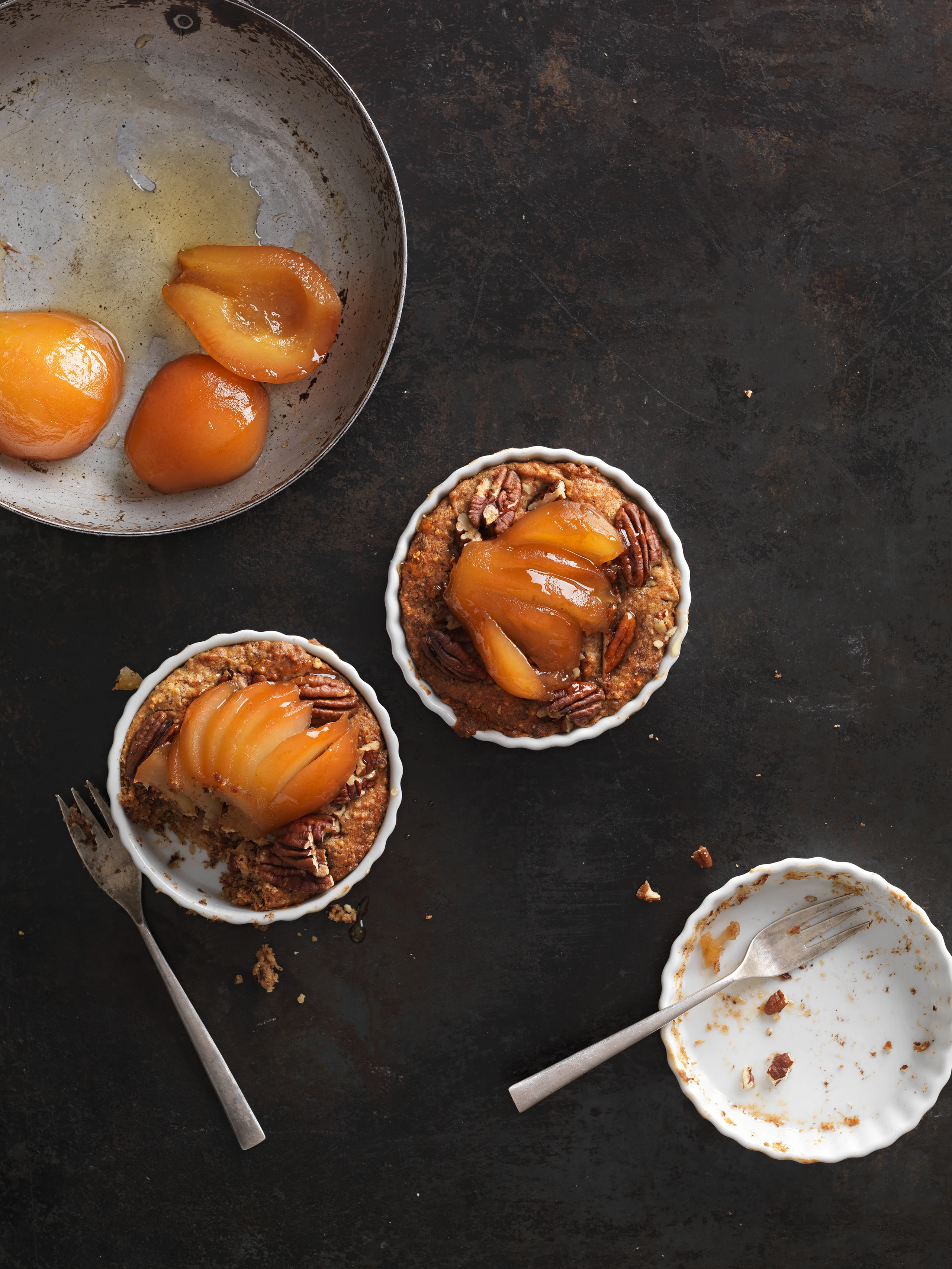 Schoko-Tartelettes mit Birnen und Nüssen