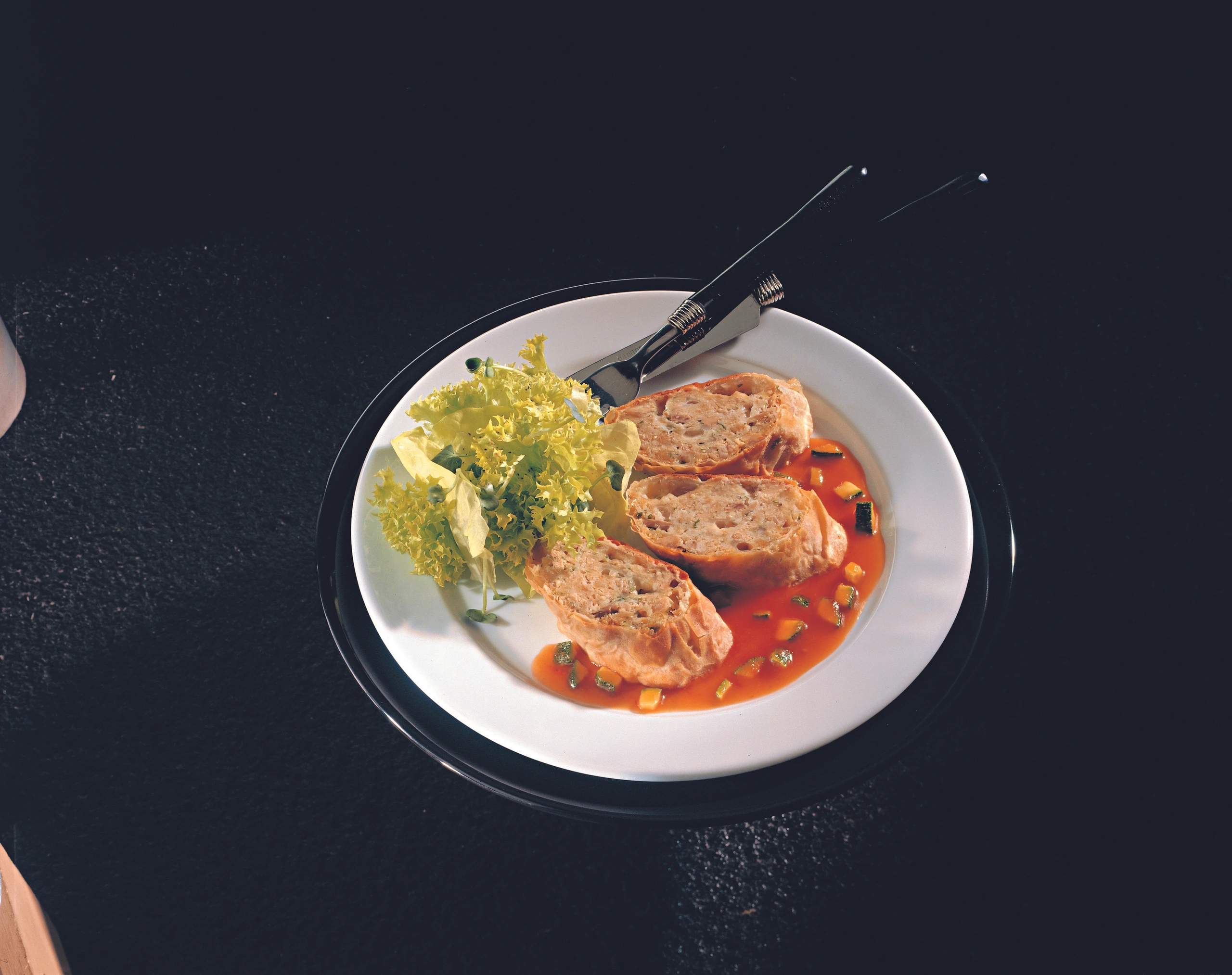 Thunfisch-Mozzarella-Strudel mit Zucchini-Paradeissauce