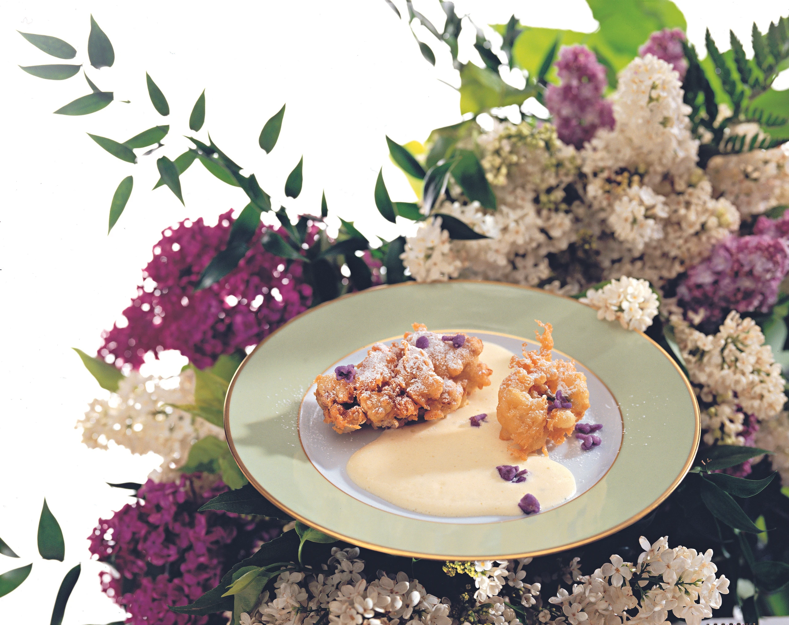 Gebackene Fliederblüten mit Wein-Sabayon