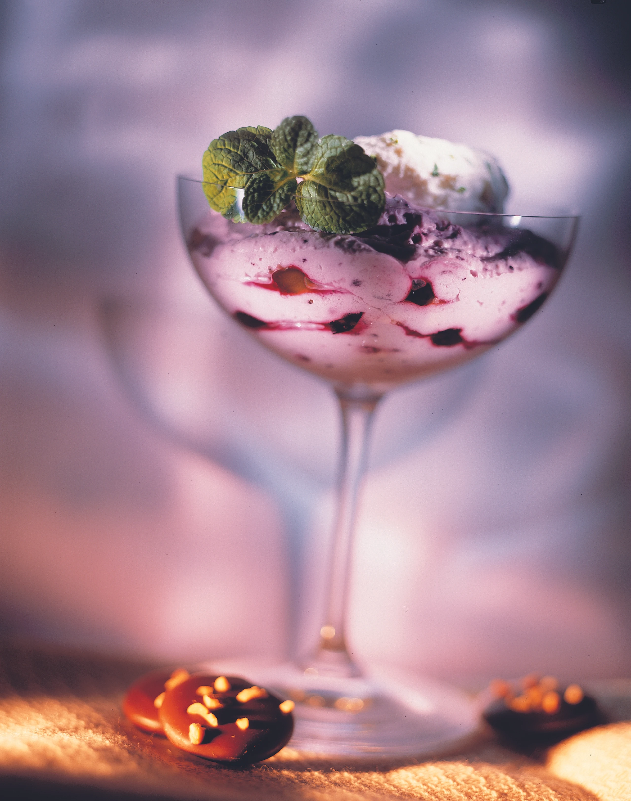 Heidelbeercreme mit Minzeobers und Krokant-Talern