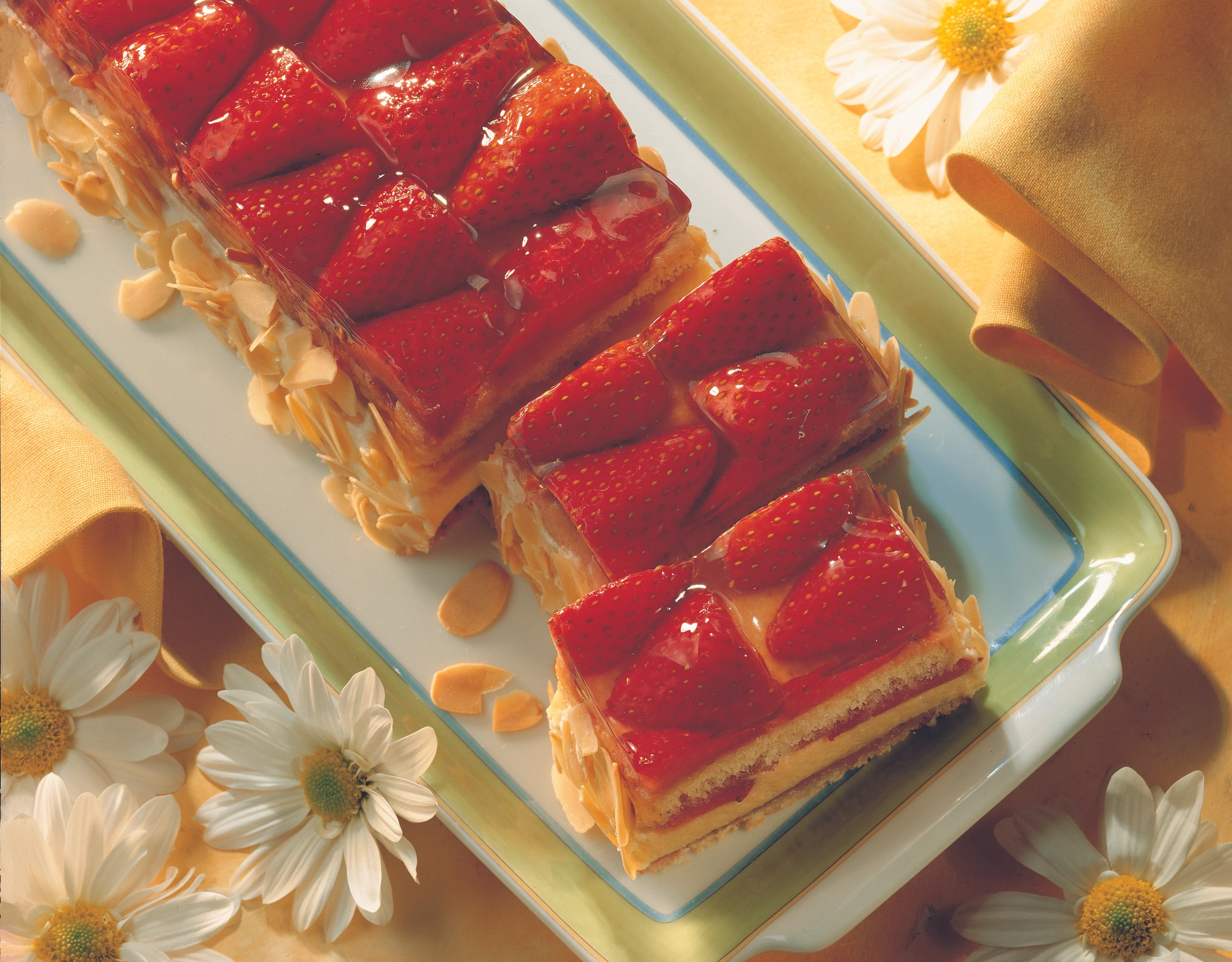 Erdbeerschnitte mit Pfirsichcreme