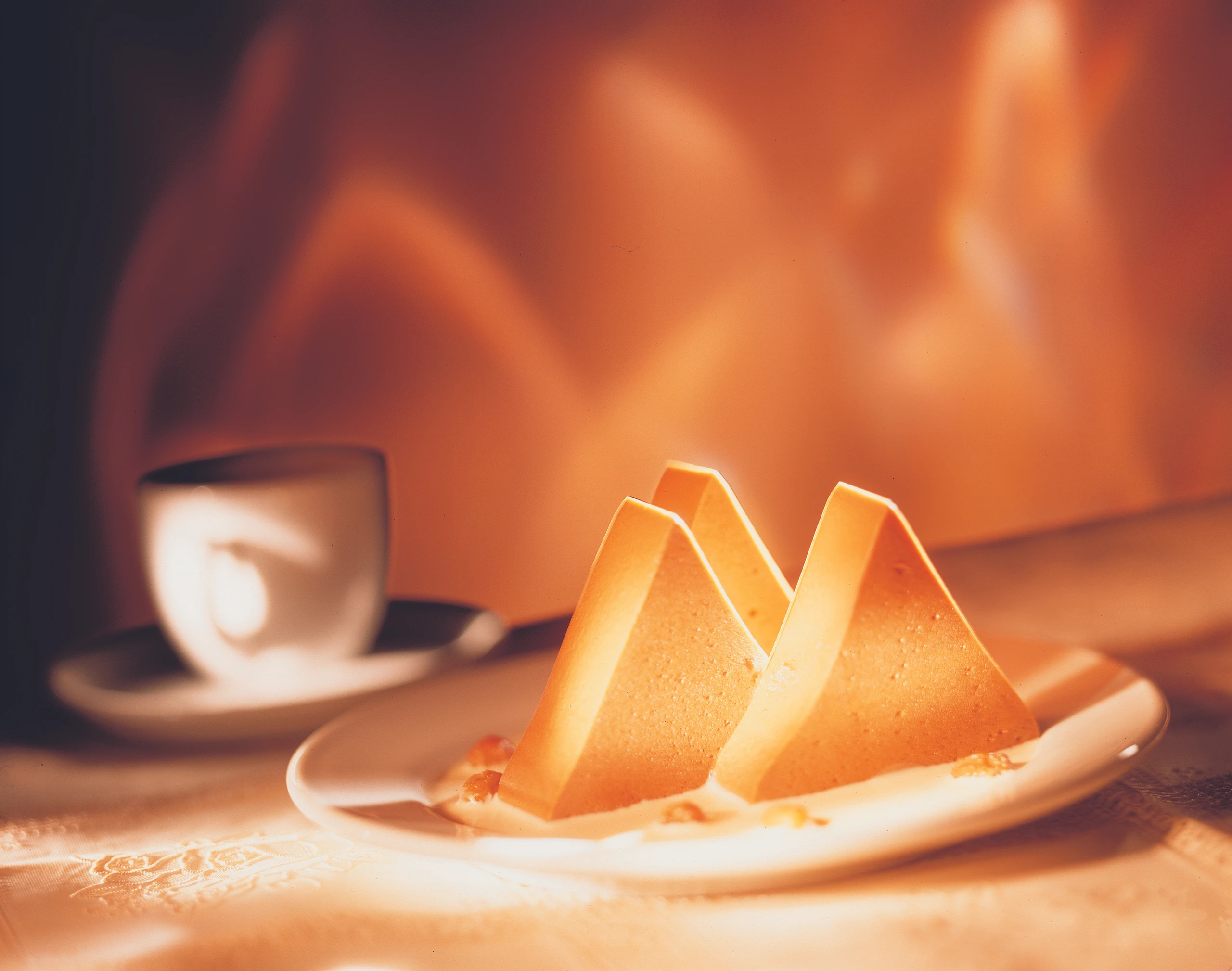 Kaffee-Terrine mit weißer Mokkasauce und Rumrosinen