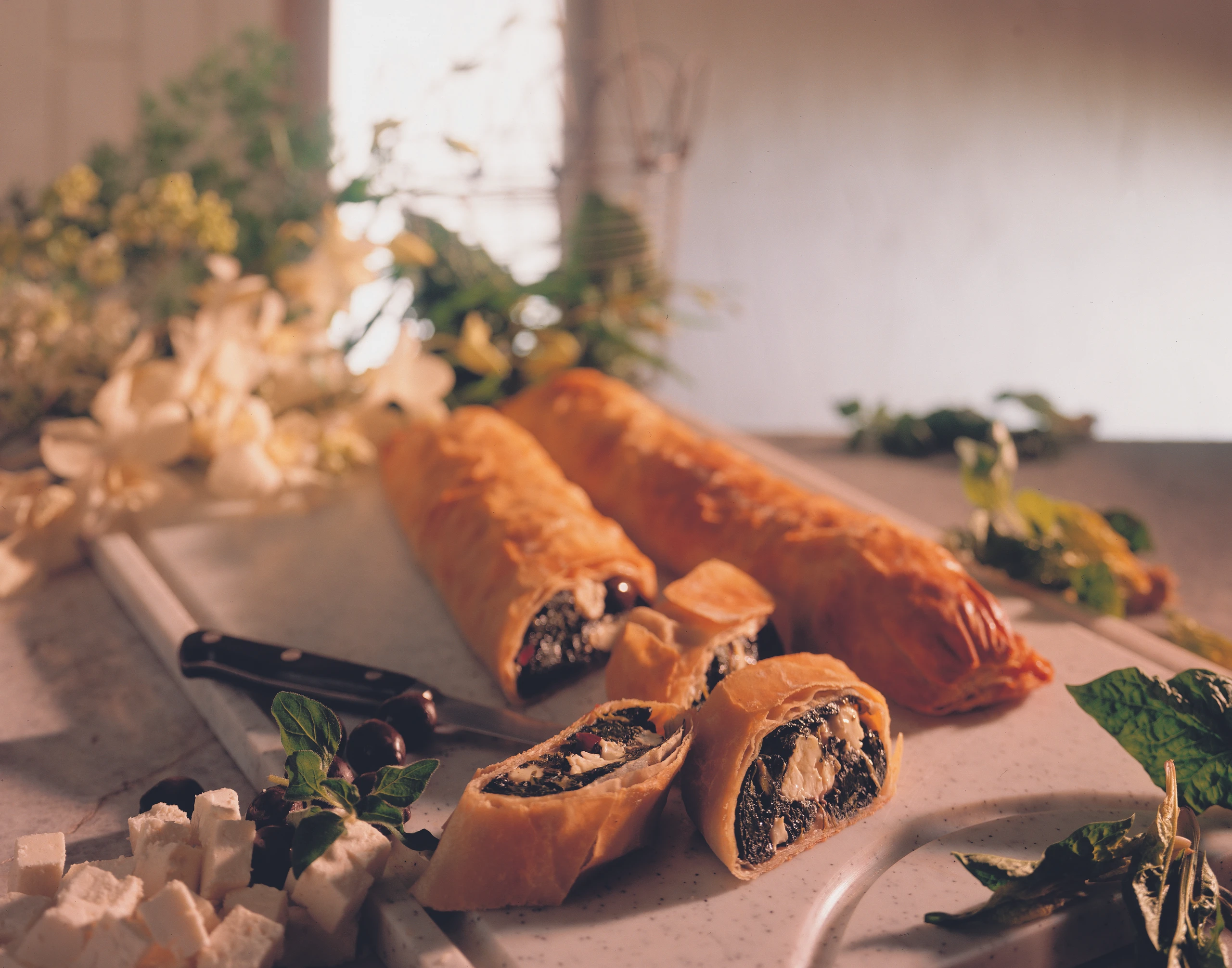 Spinatstrudel mit Schafkäse und Oliven