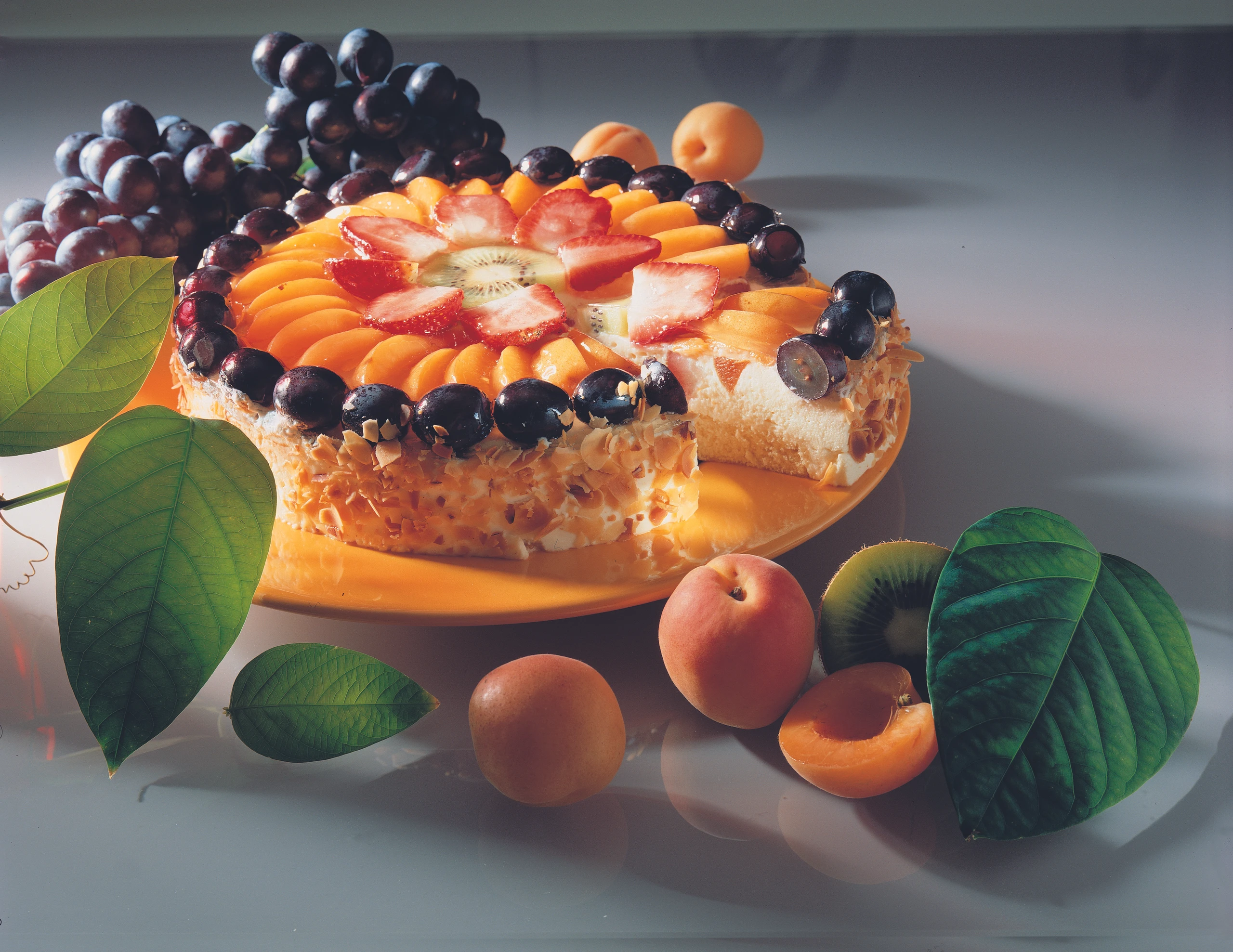 Gervaistorte mit Sommerfrüchten