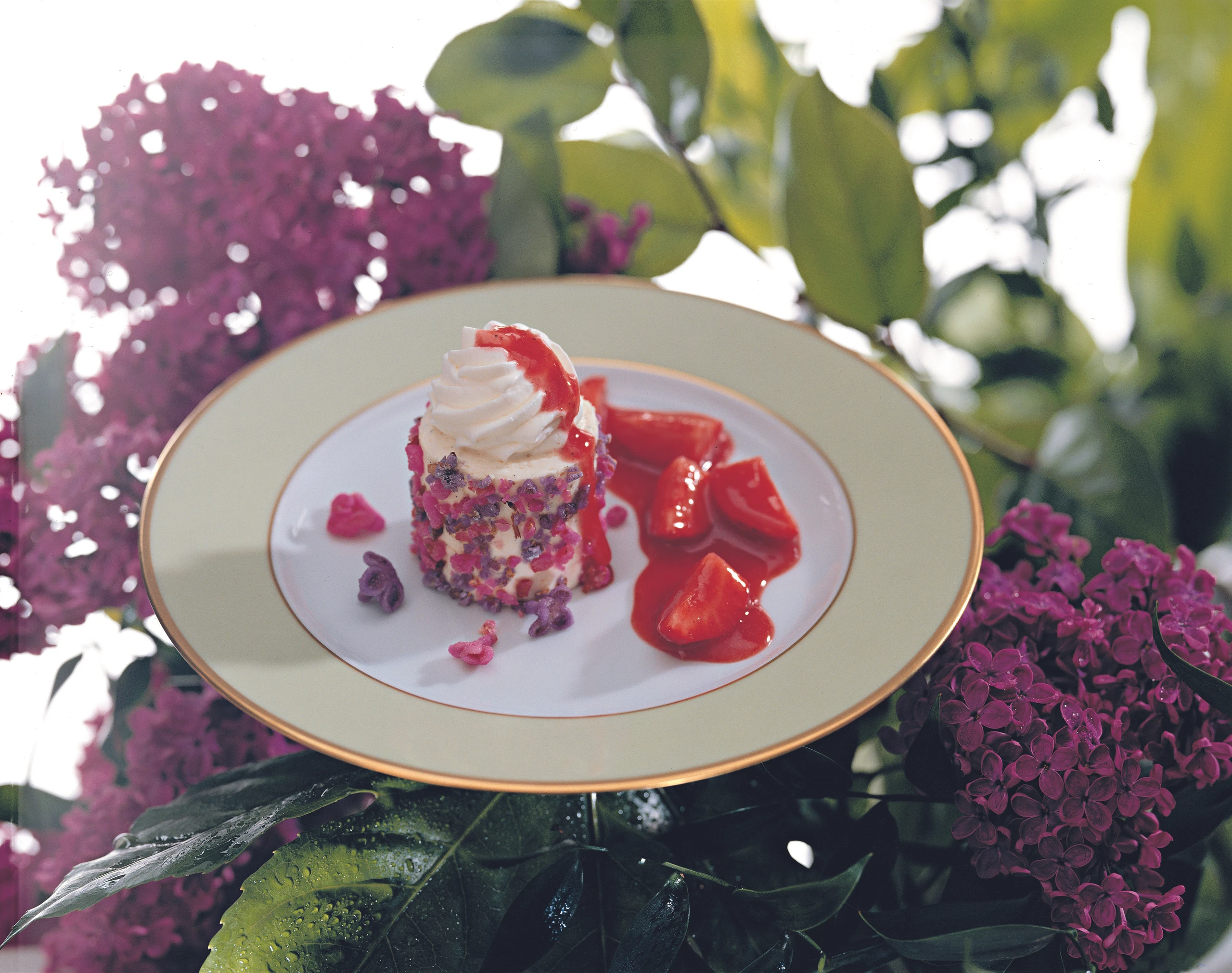 Vanille-Mandeltörtchen mit kandiertem Flieder