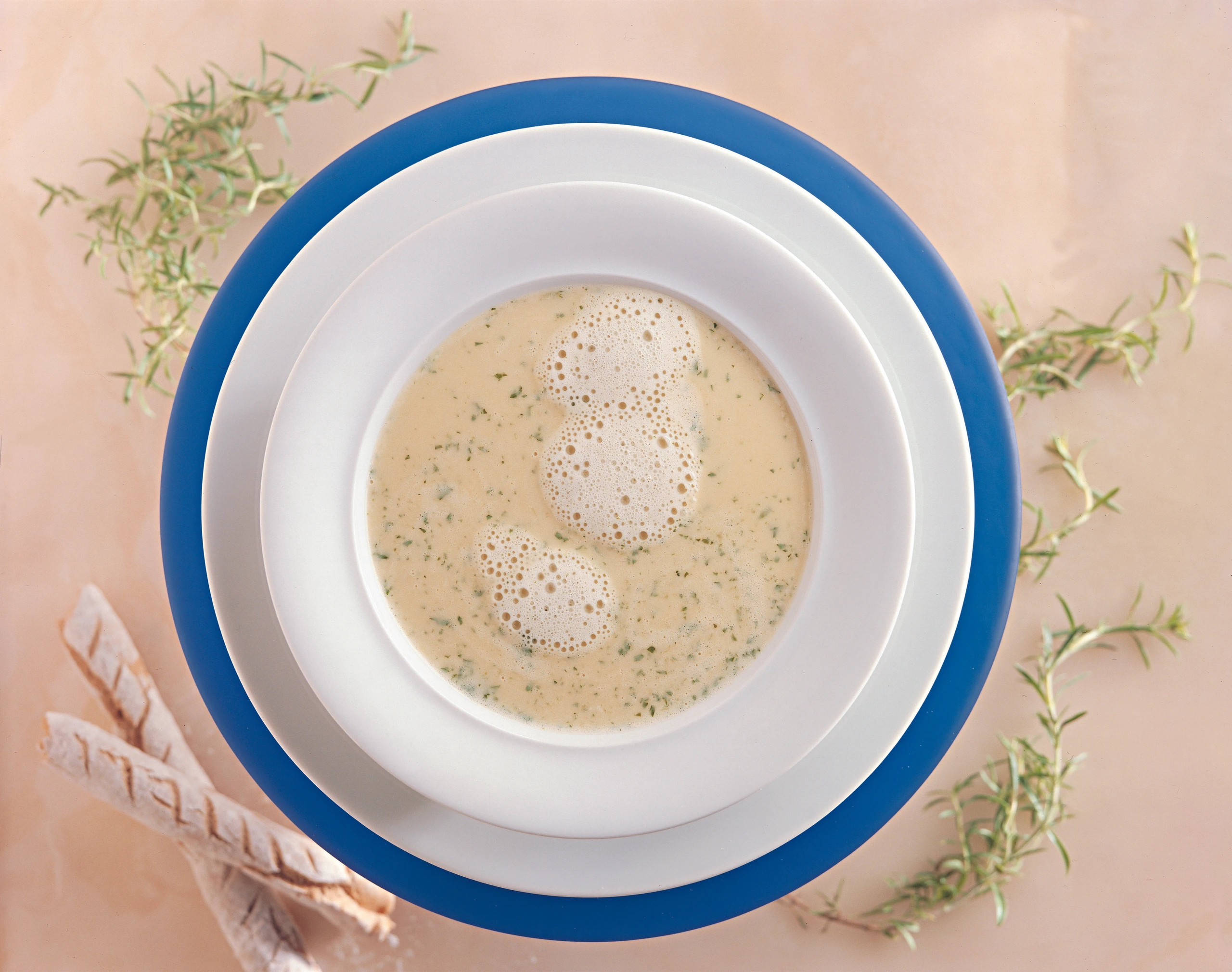 Bohnenkrautsuppe mit Roggenbrotstangerln