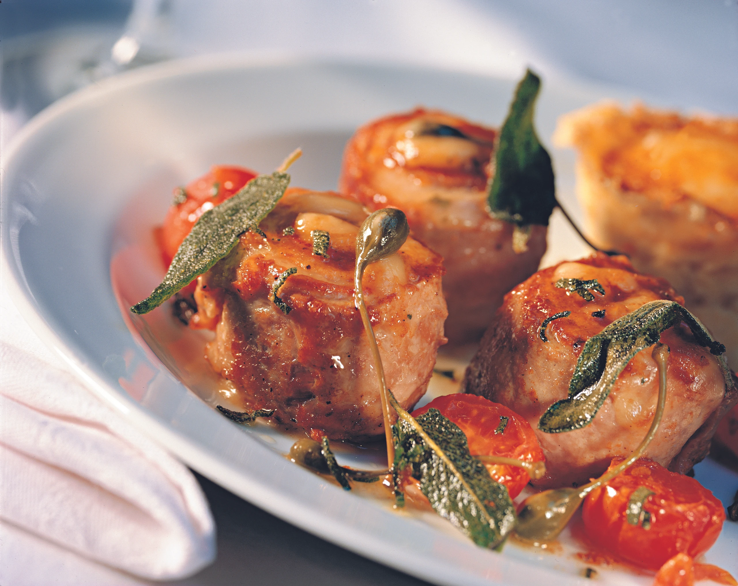 Kalbsröllchen mit Salbei und Rohschinken