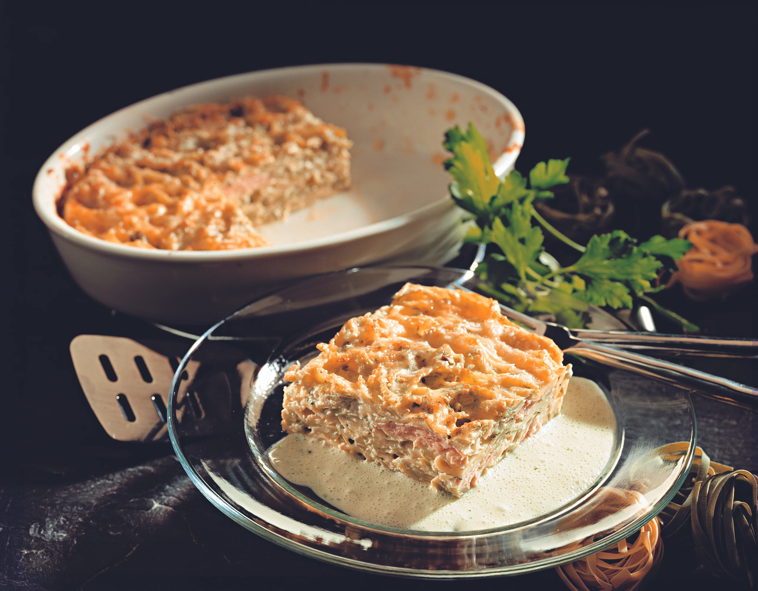 Bunter Nudelauflauf mit Lachsstreifen