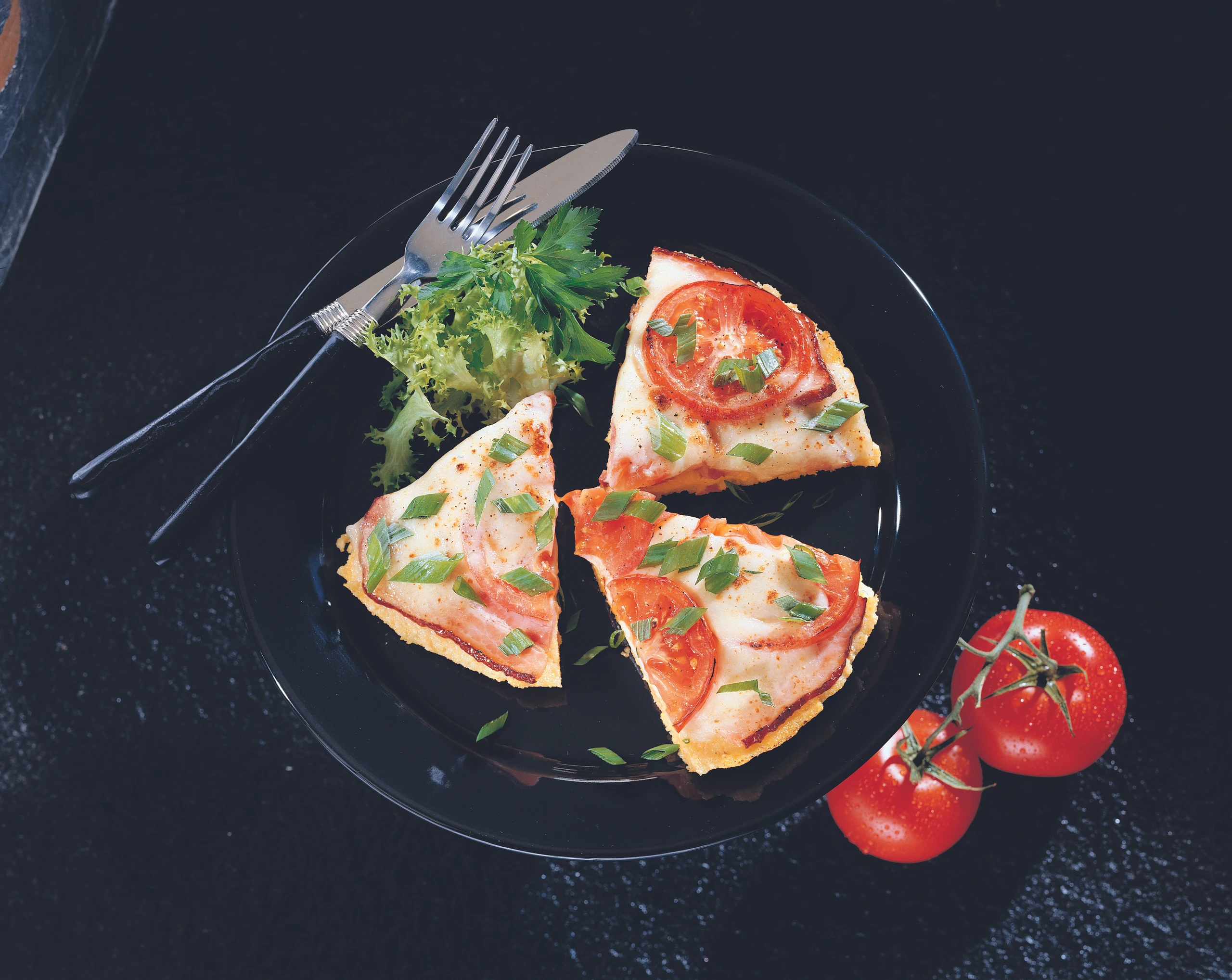 Polentapizza mit Paradeisern und Mozzarella