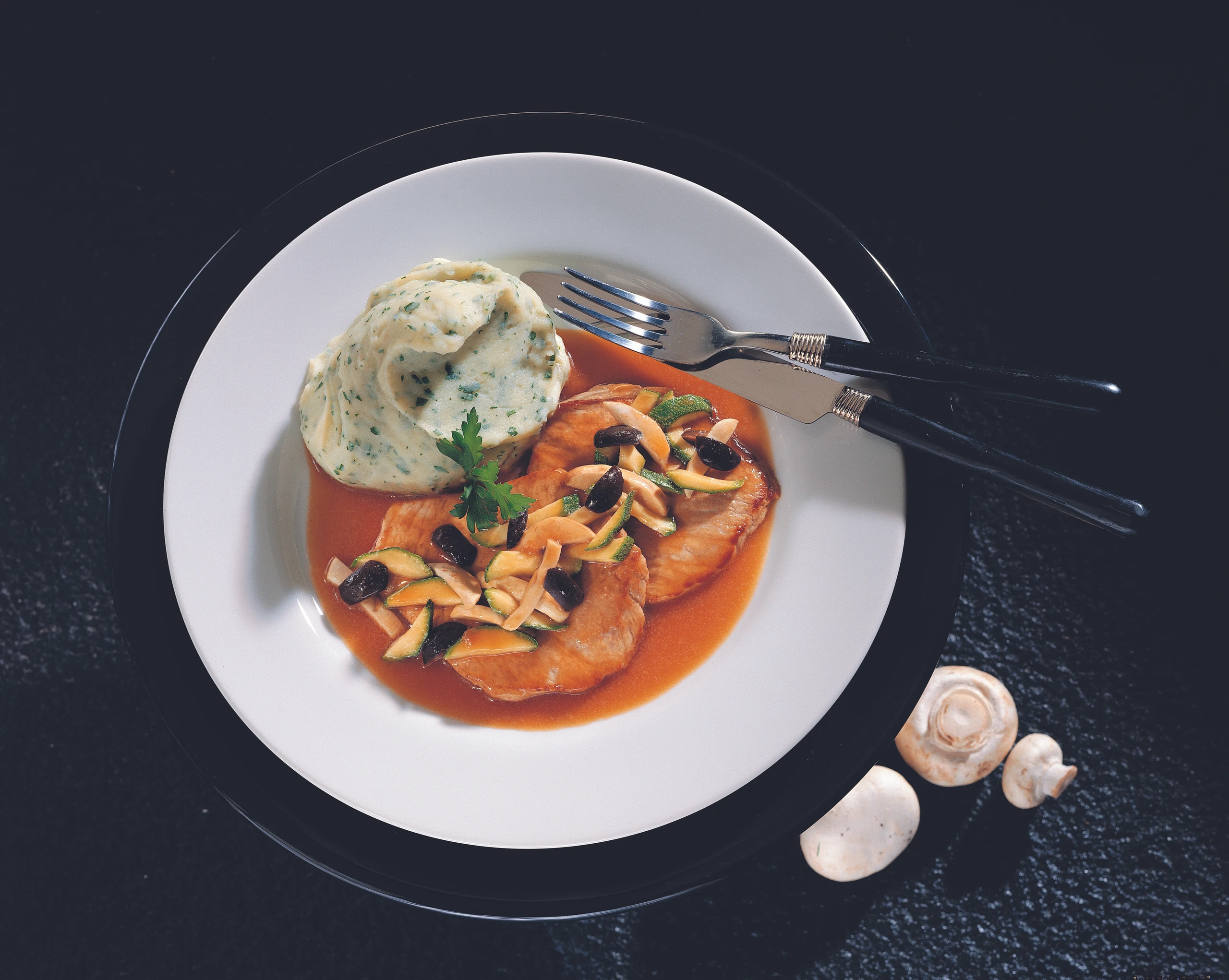 Schweinsschnitzel mit Zucchini und Champignons