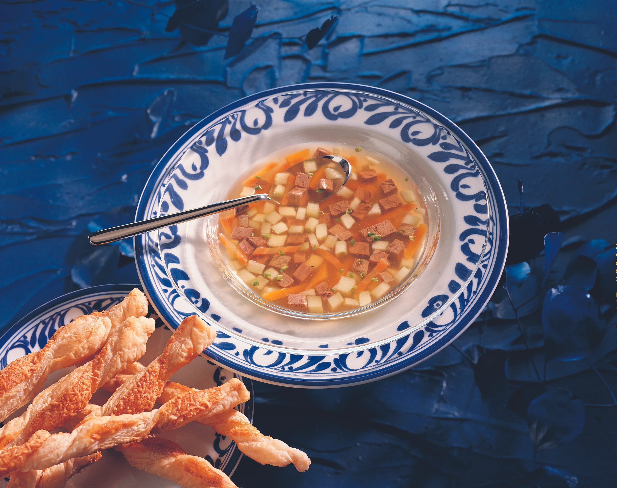 Geeiste Rindsuppe mit Madeira und Gemüse