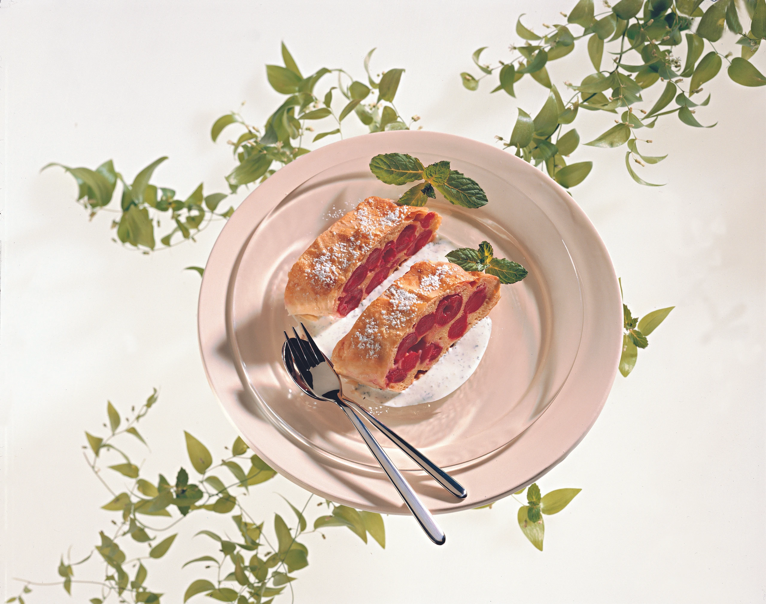 Kirschenstrudel mit Minzesauce
