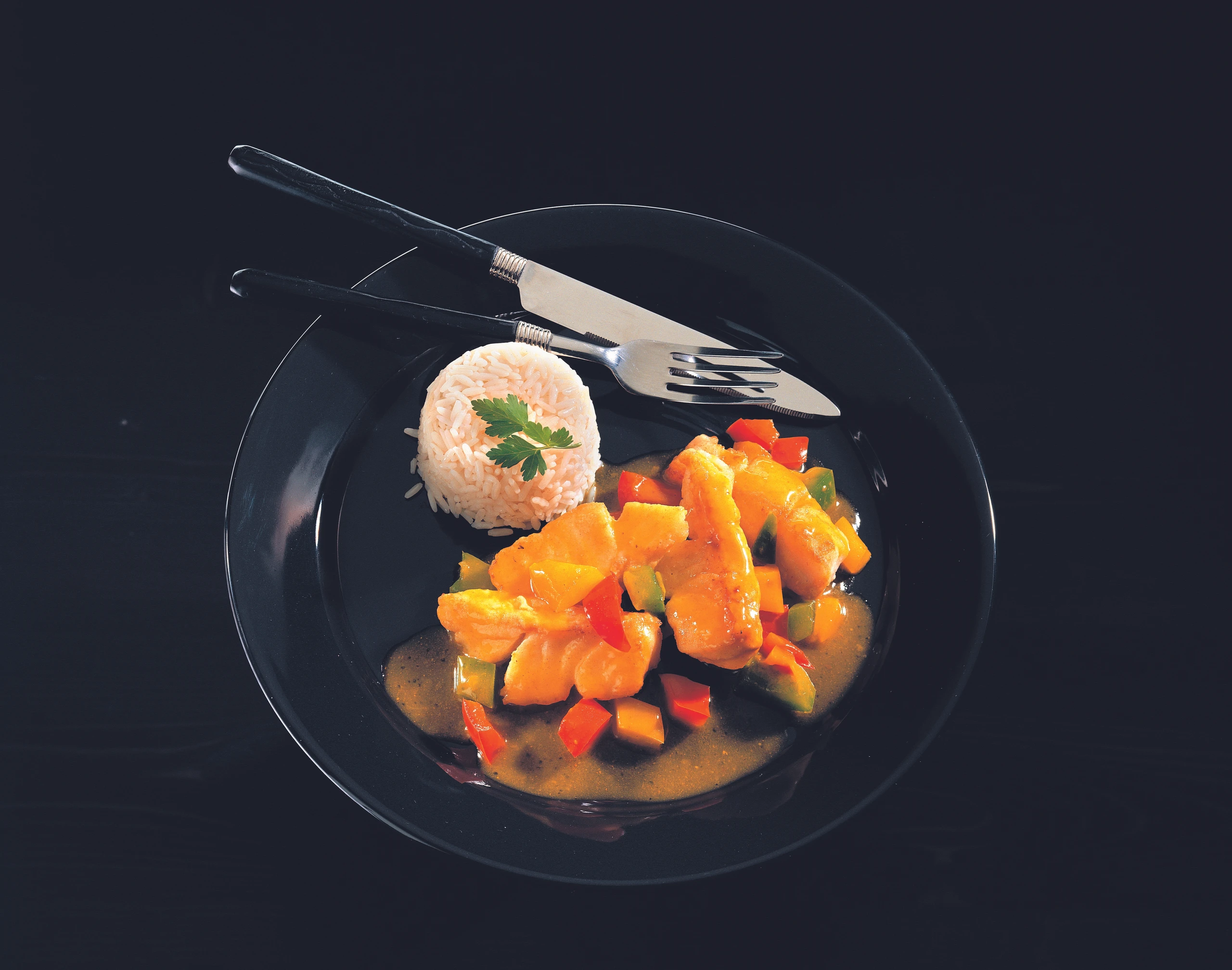 Kabeljaustreifen mit Curry-Paprika-Sauce