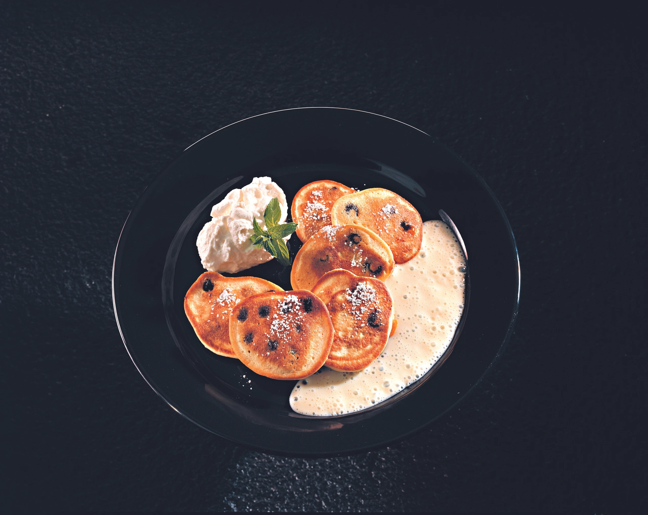 Heidelbeerdatschi mit Mandelsauce