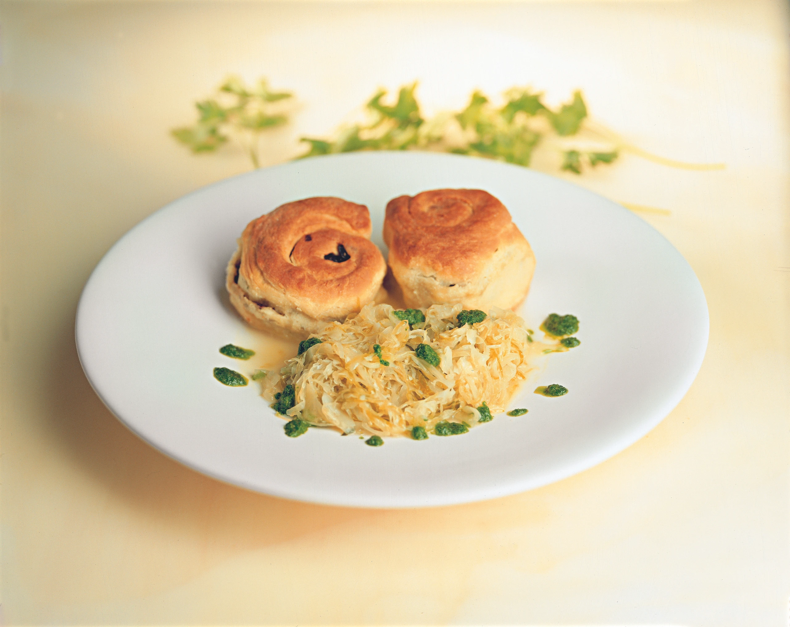 Blunzenschnecken mit Petersilpesto und Rieslingkraut